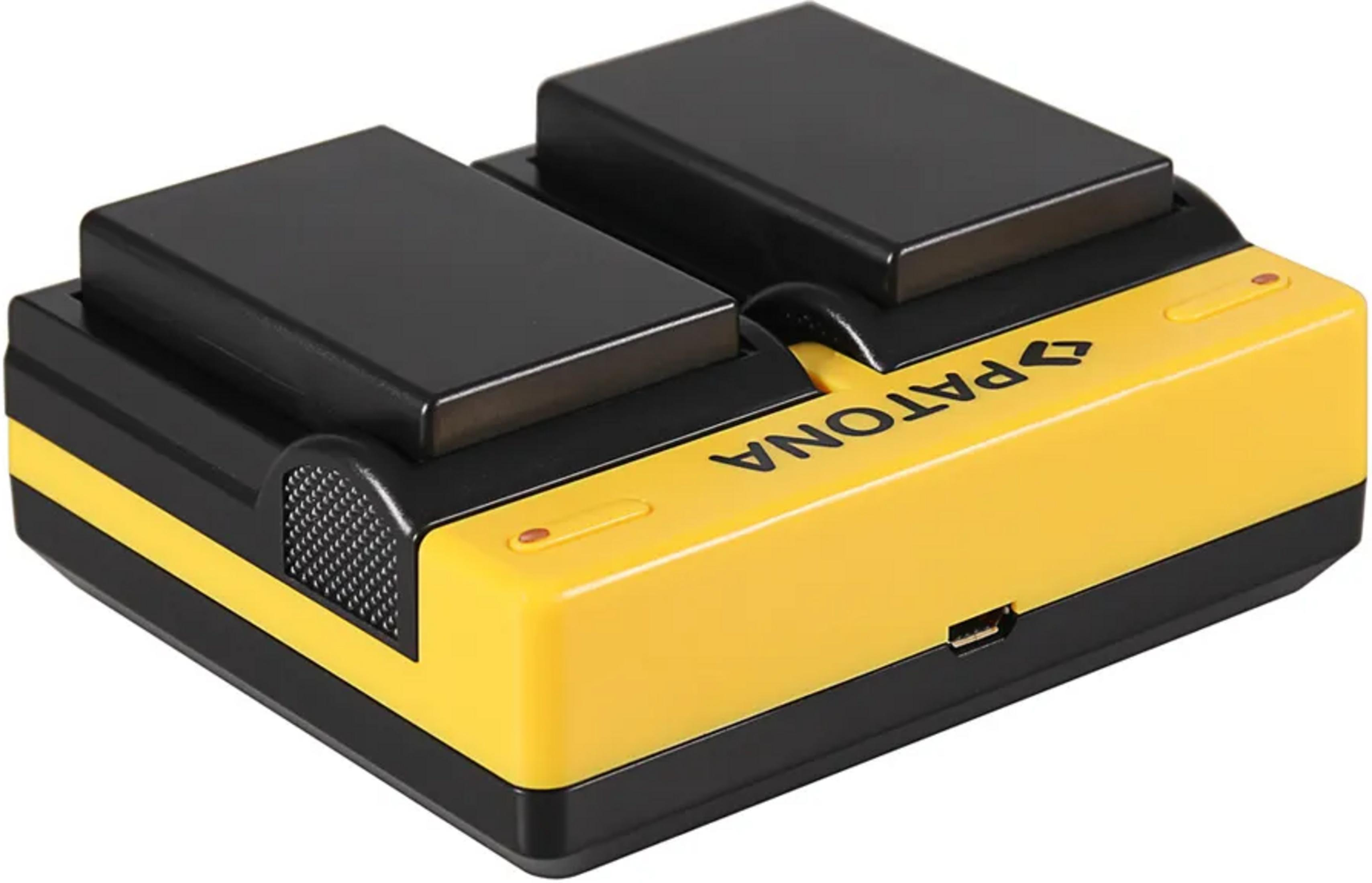 Ein gelbes und schwarzes Ladegerät mit zwei schwarzen Batterien.