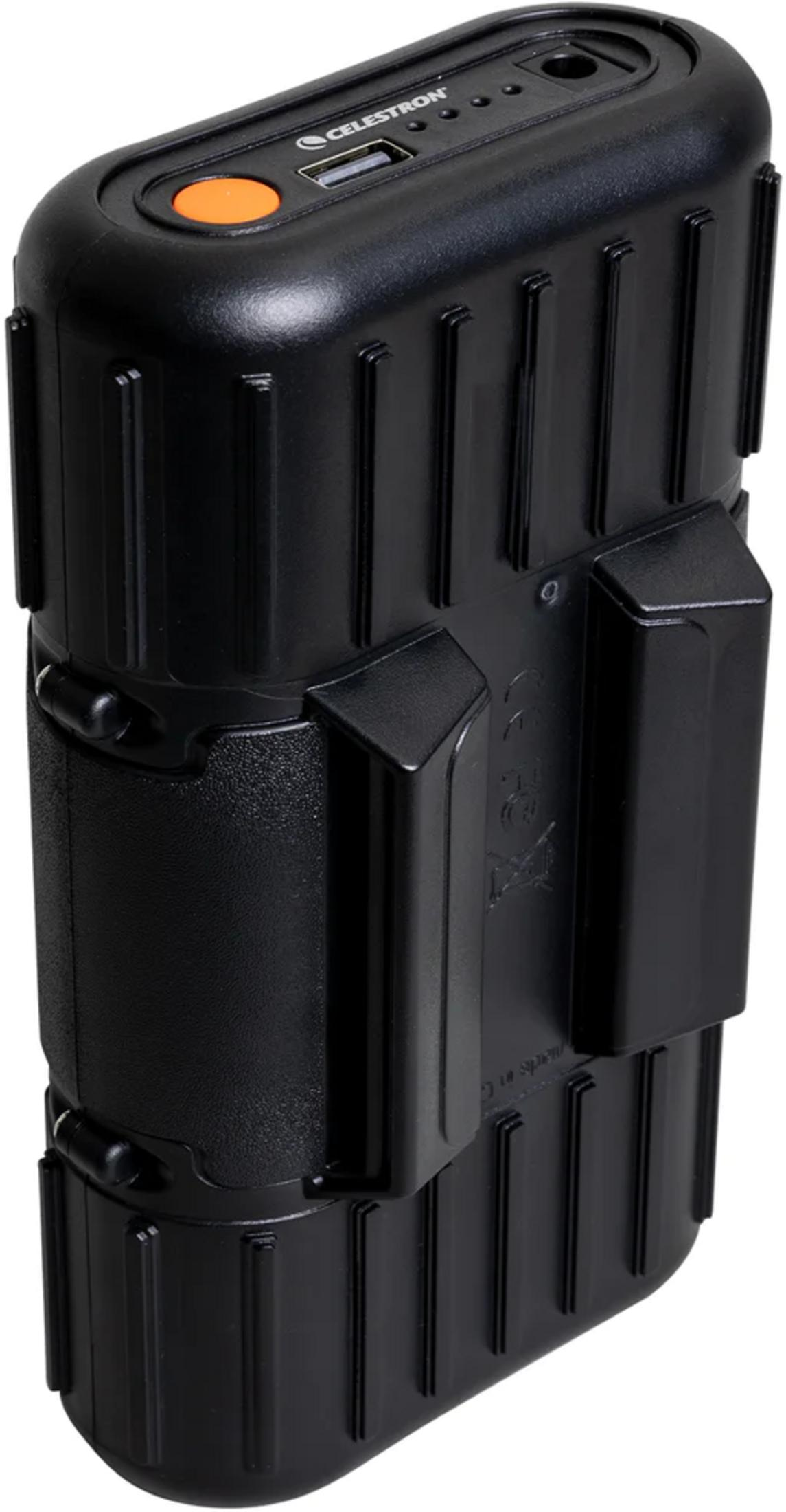 Power bank Celestron nera con pulsante arancione e porta USB.