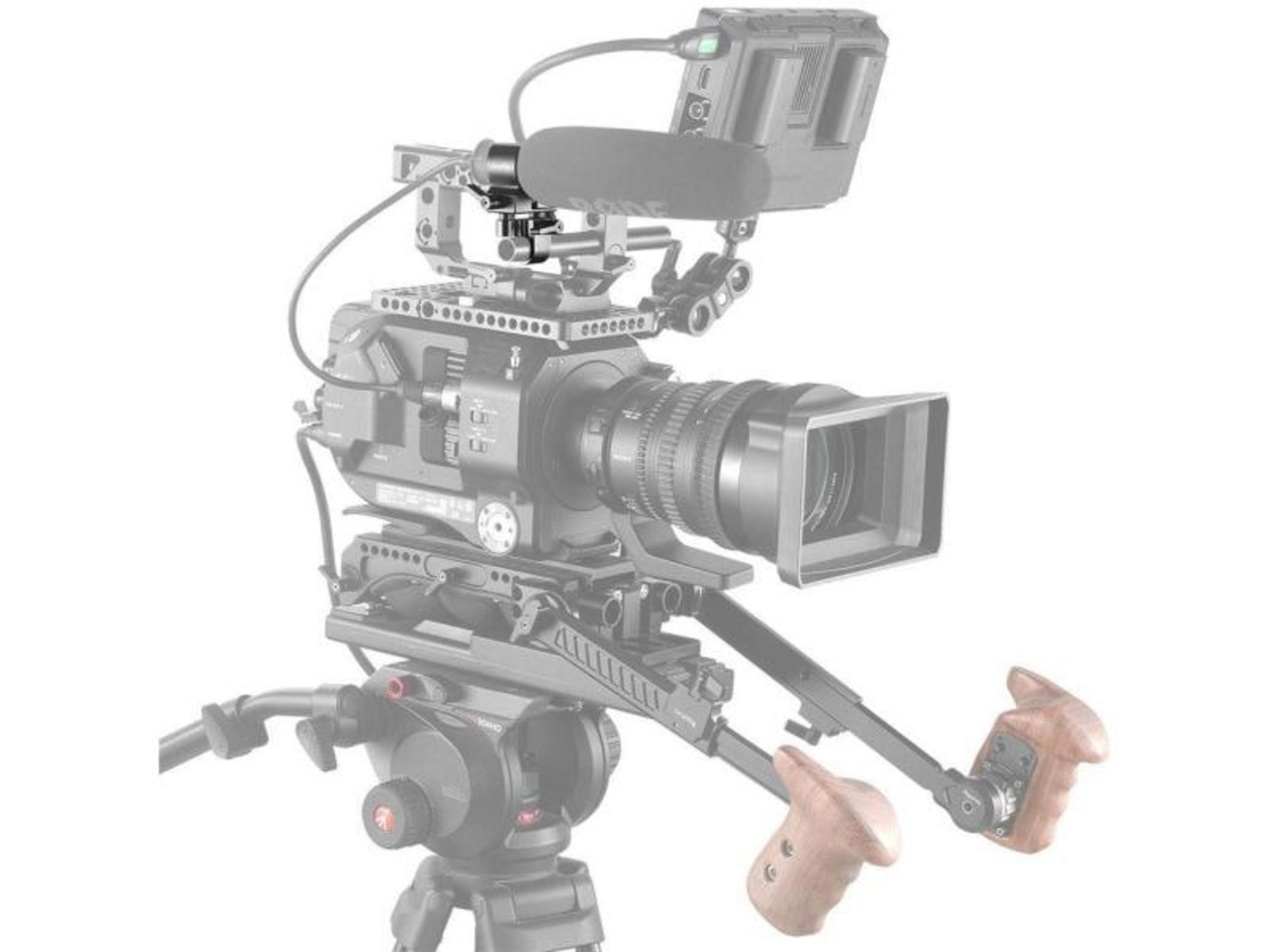 Professionelle Filmkamera mit Mikrofon und Griffen auf einem Stativ.
