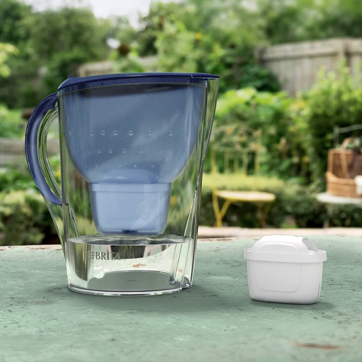 Dzbanek filtrujący Brita z wkładem i zapasowym filtrem na zewnętrznym stole.