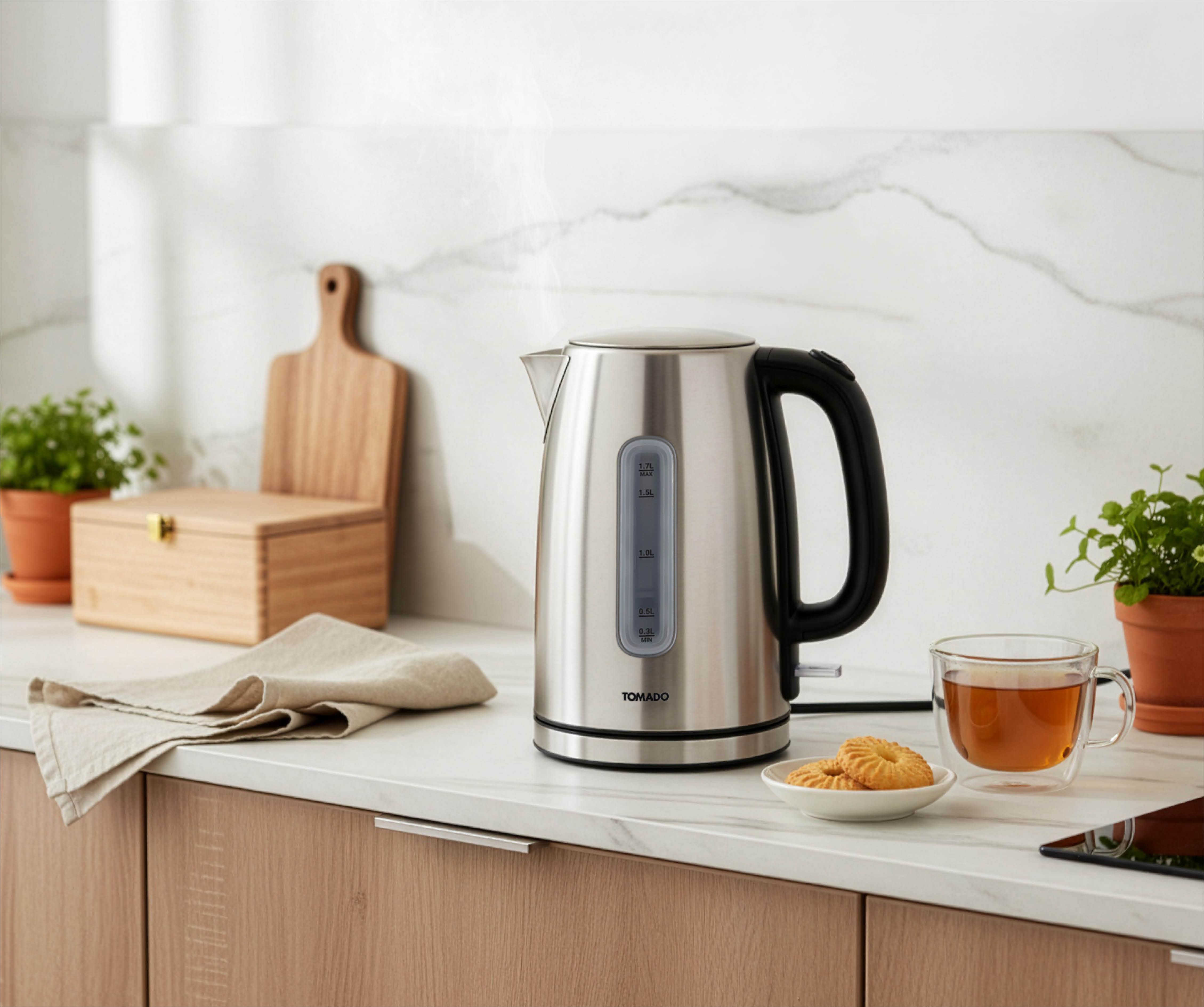 Une bouilloire argentée fume sur un comptoir avec des biscuits et une tasse de thé.