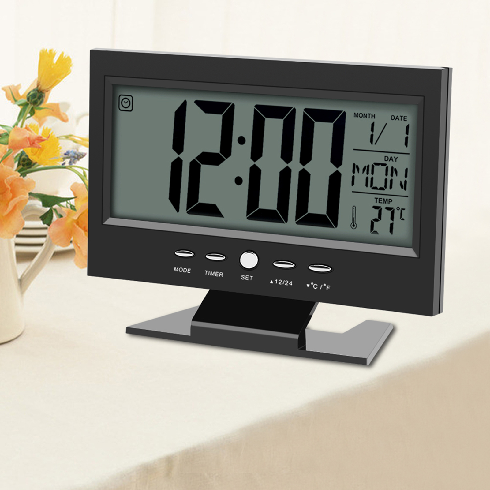 Digitaluhr zeigt 12:00, Datum 1/1, Tag MON, Temperatur 27°C.