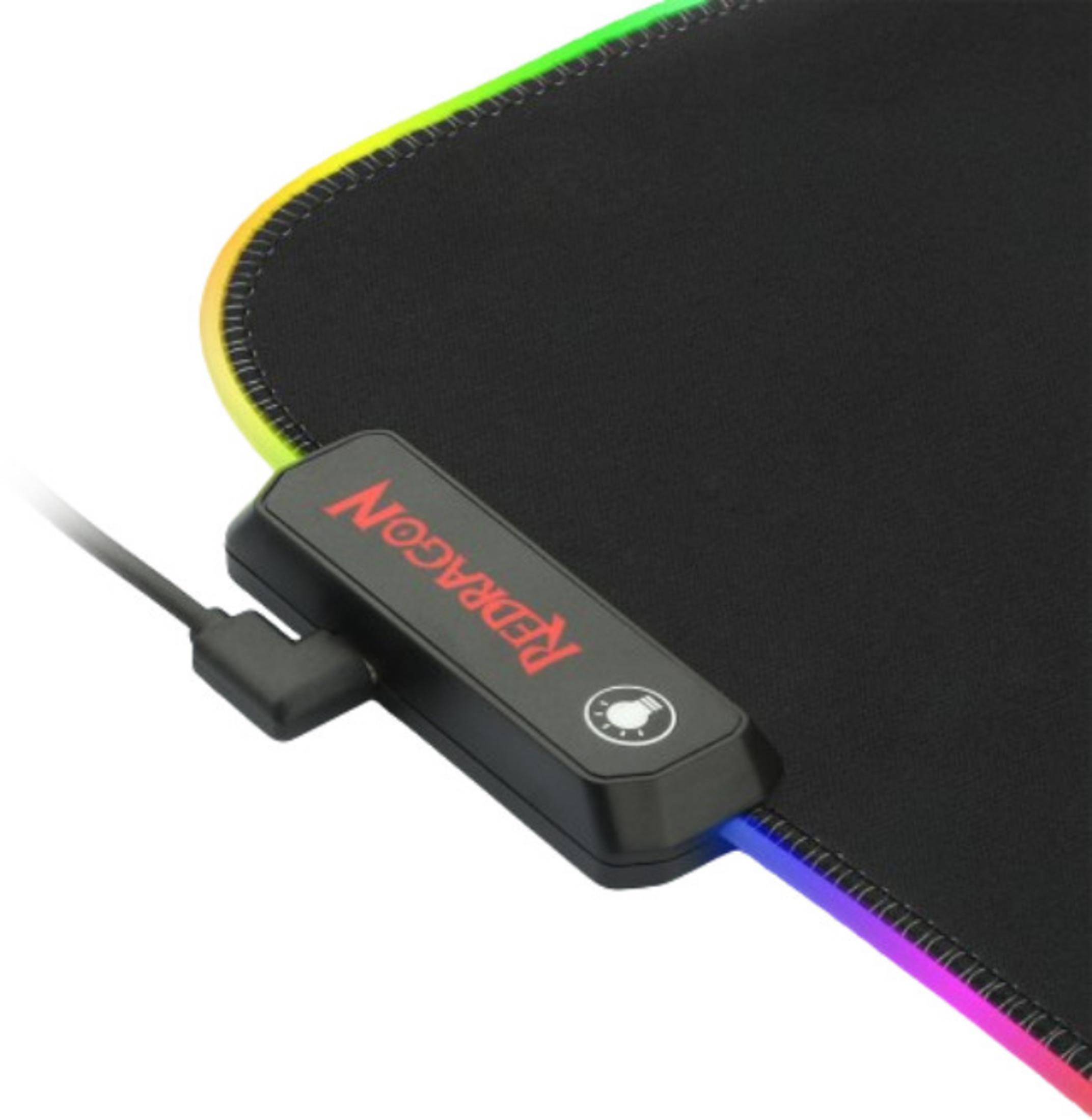Tappetino mouse nero con illuminazione RGB e logo Redragon rosso. Un cavo è collegato.