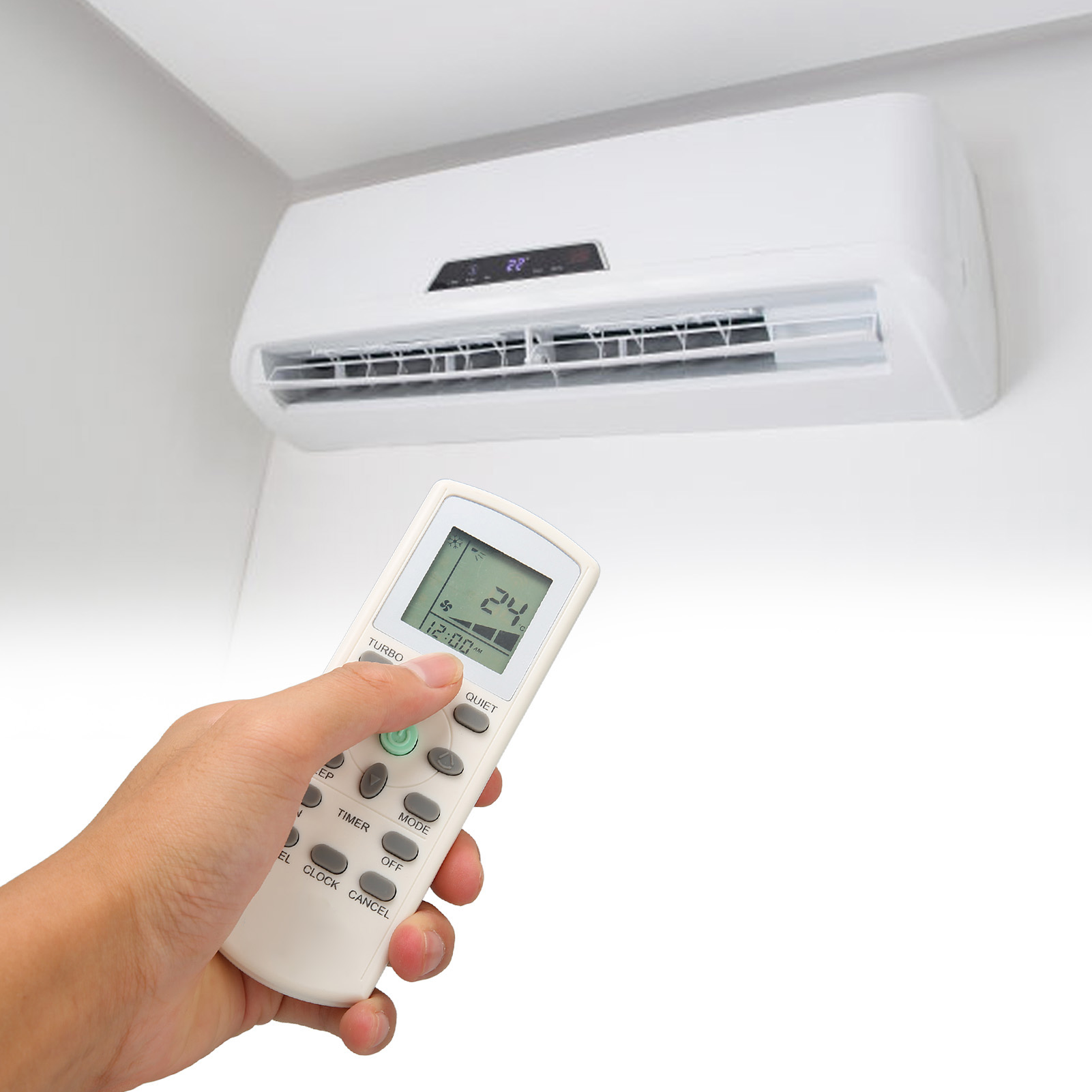 Mano sosteniendo control remoto frente a aire acondicionado a 24 grados.