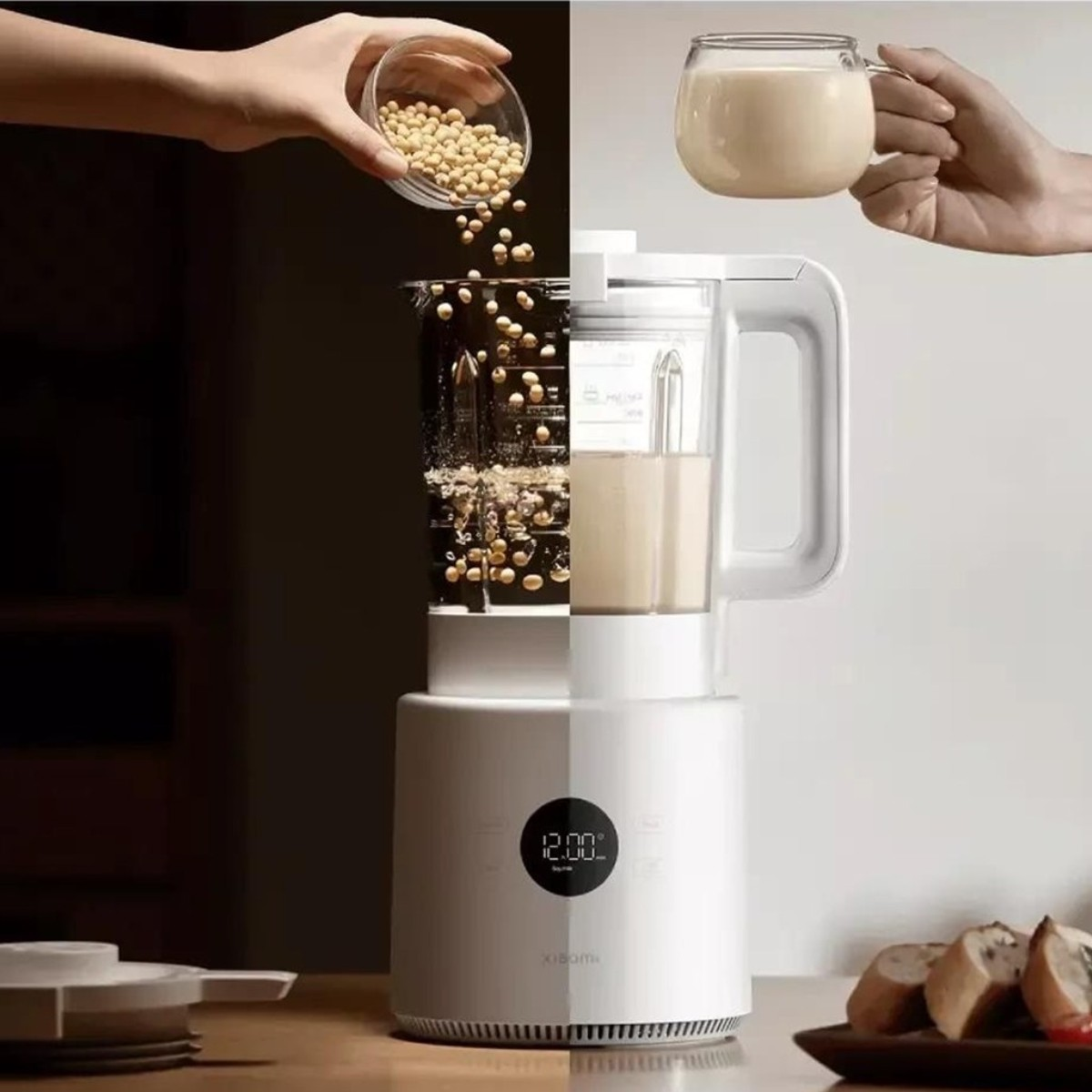 Una mano versa soia in un frullatore; vicino c'è un bicchiere di latte di soia.