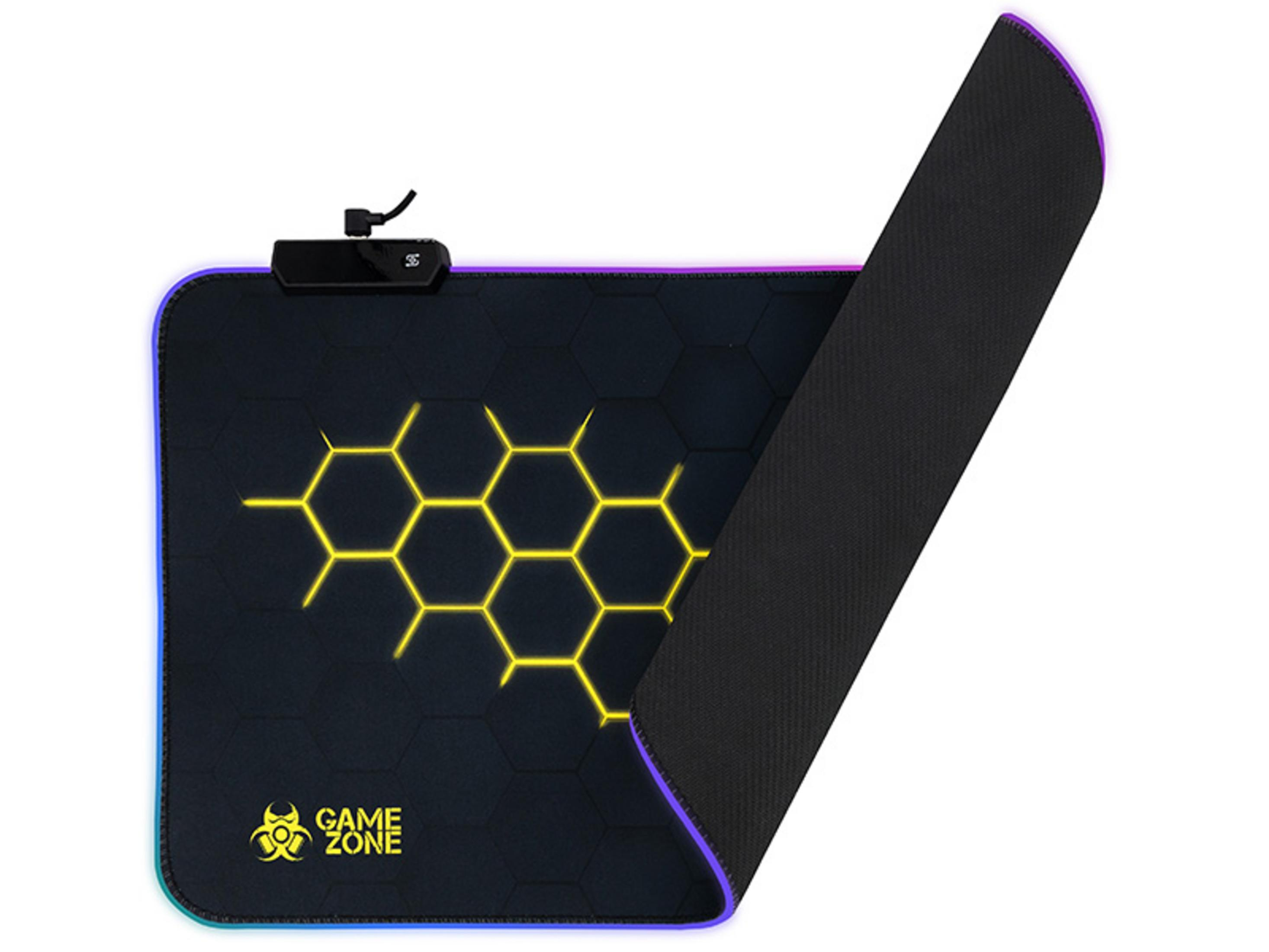 Un tappetino per mouse da gioco nero con motivi esagonali gialli e una striscia luminosa RGB lungo il bordo, su sfondo bianco.