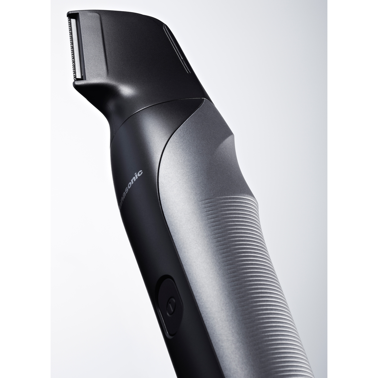 Un trimmer Panasonic nero con accenti argentati e impugnatura a coste.