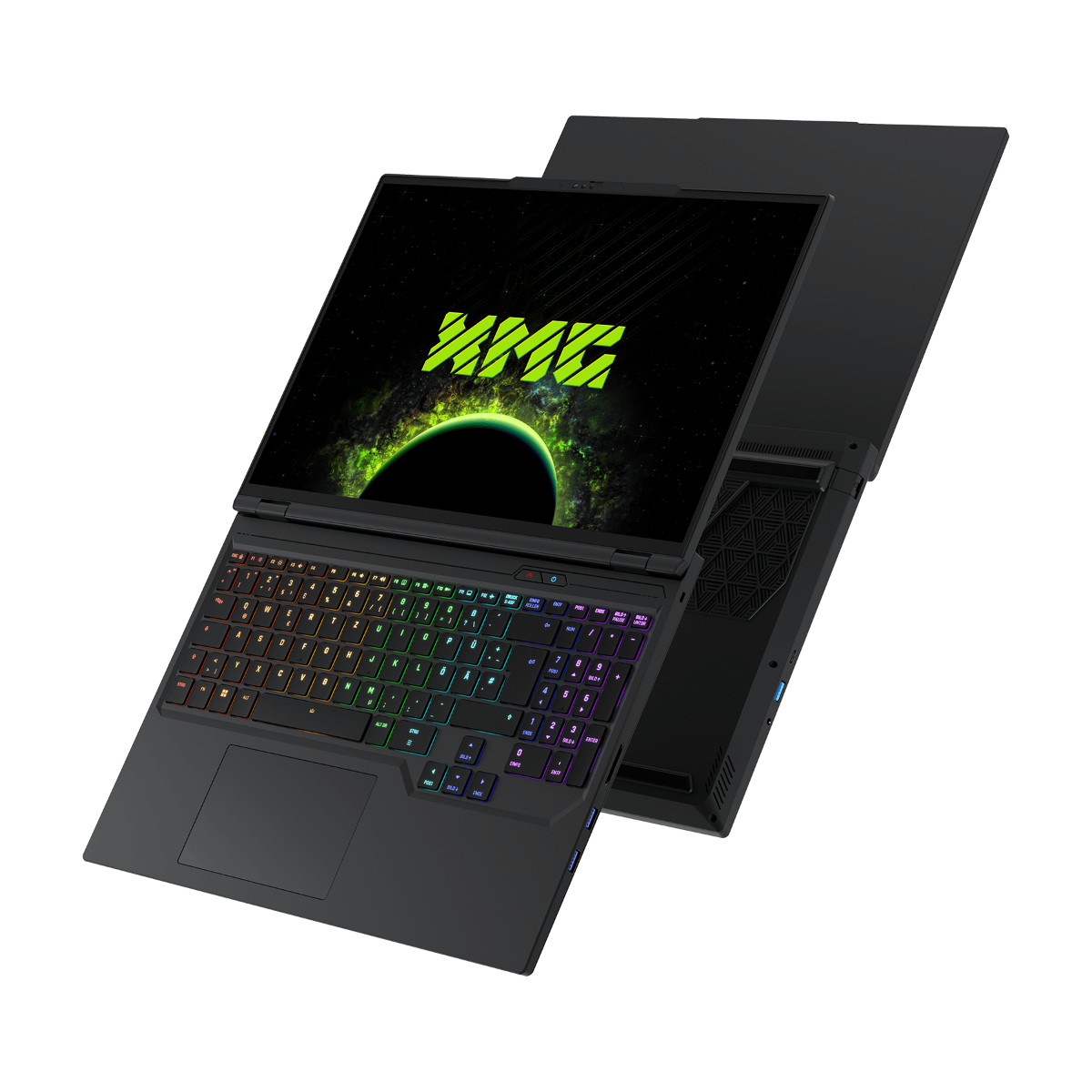 Schwarzer Laptop mit beleuchteter Tastatur und Weltraum-Hintergrundbild mit XMG-Logo.