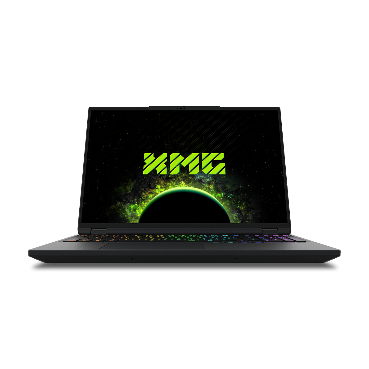 Ein schwarzer Laptop mit bunter Tastatur, der ein grünes XMG-Logo und einen leuchtenden grünen Planeten auf seinem Bildschirm zeigt.