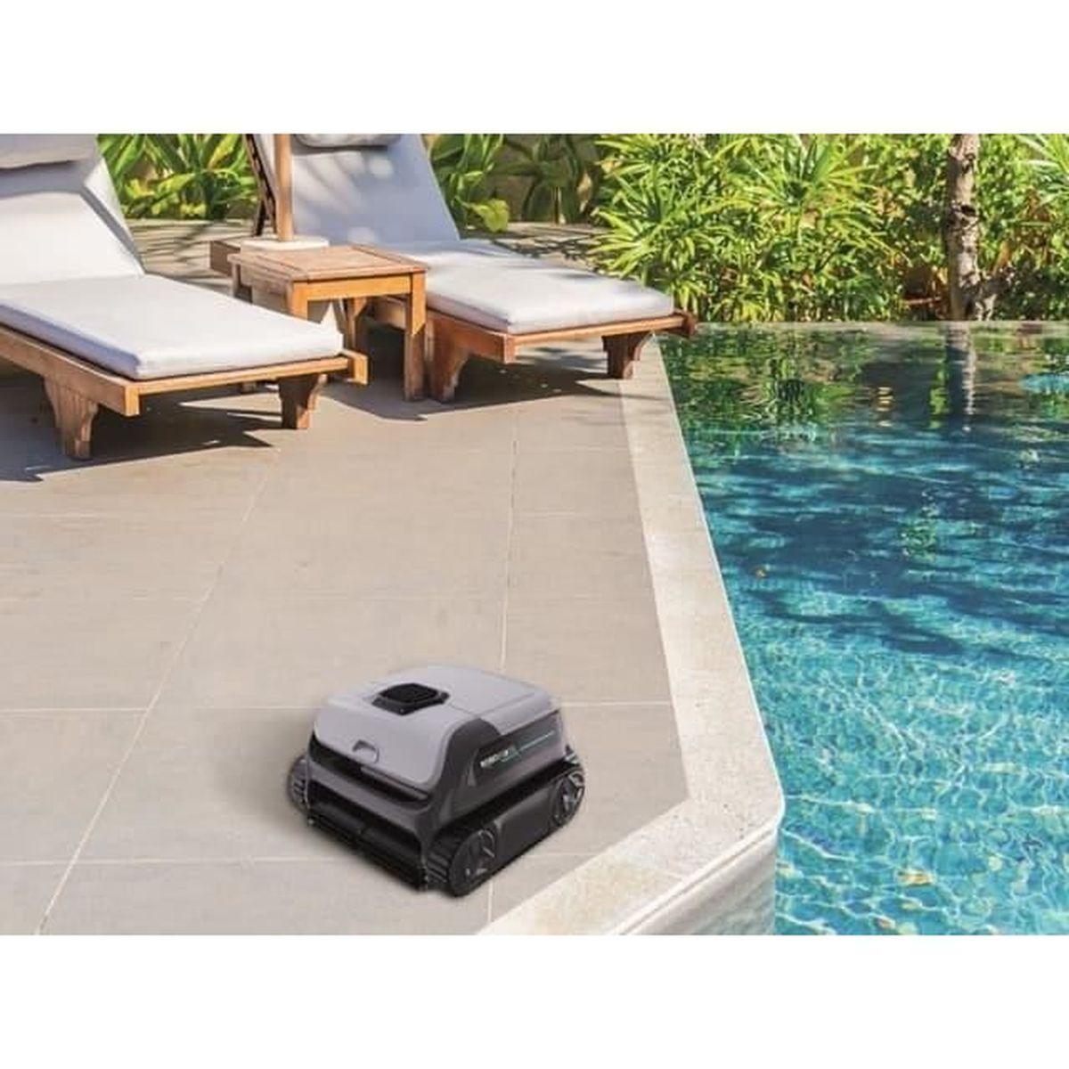 Ein Poolreiniger steht auf der Terrasse neben einem Pool und zwei Sonnenliegen.