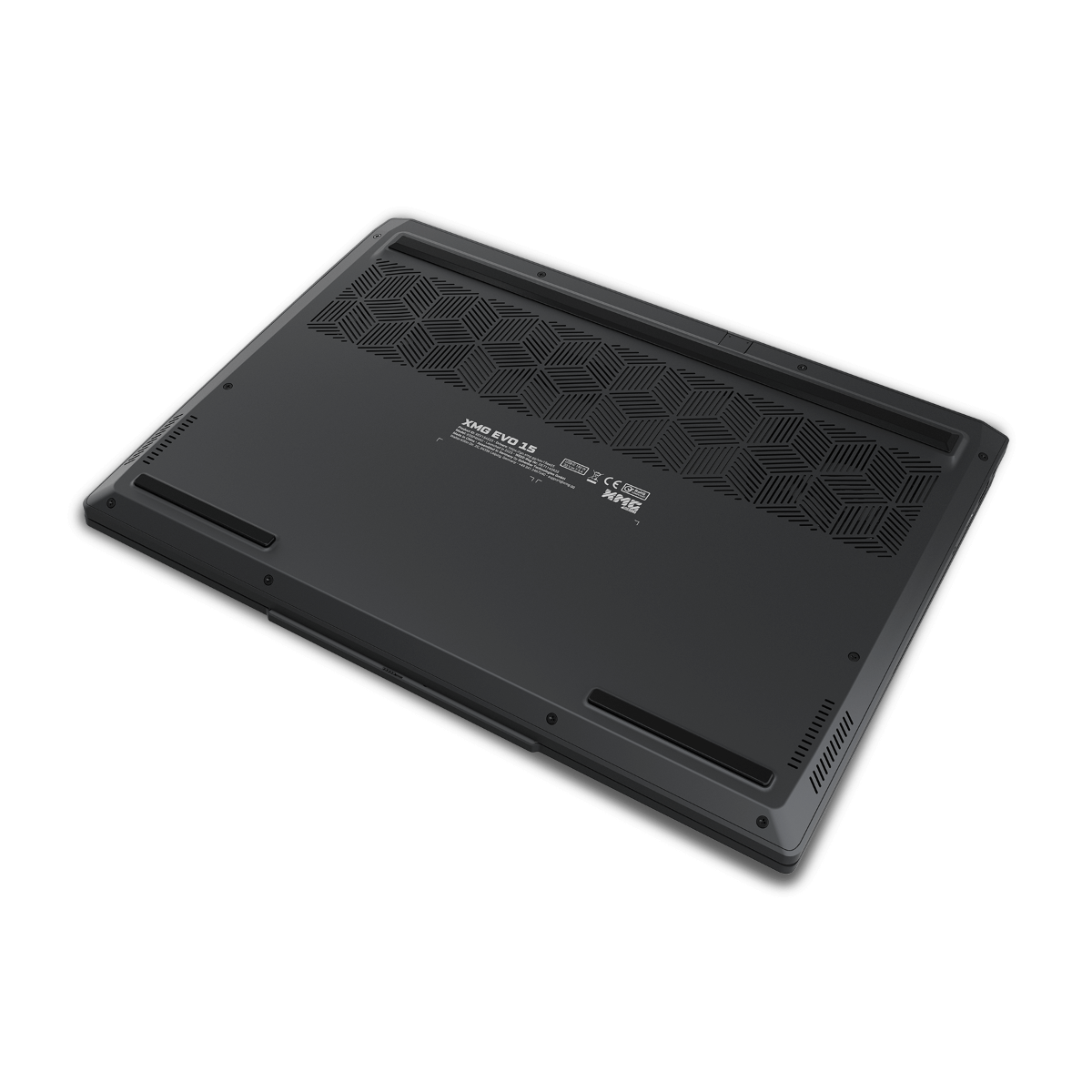 Die Unterseite eines dunklen Laptops mit Lüftungsmustern und Beschriftungen.