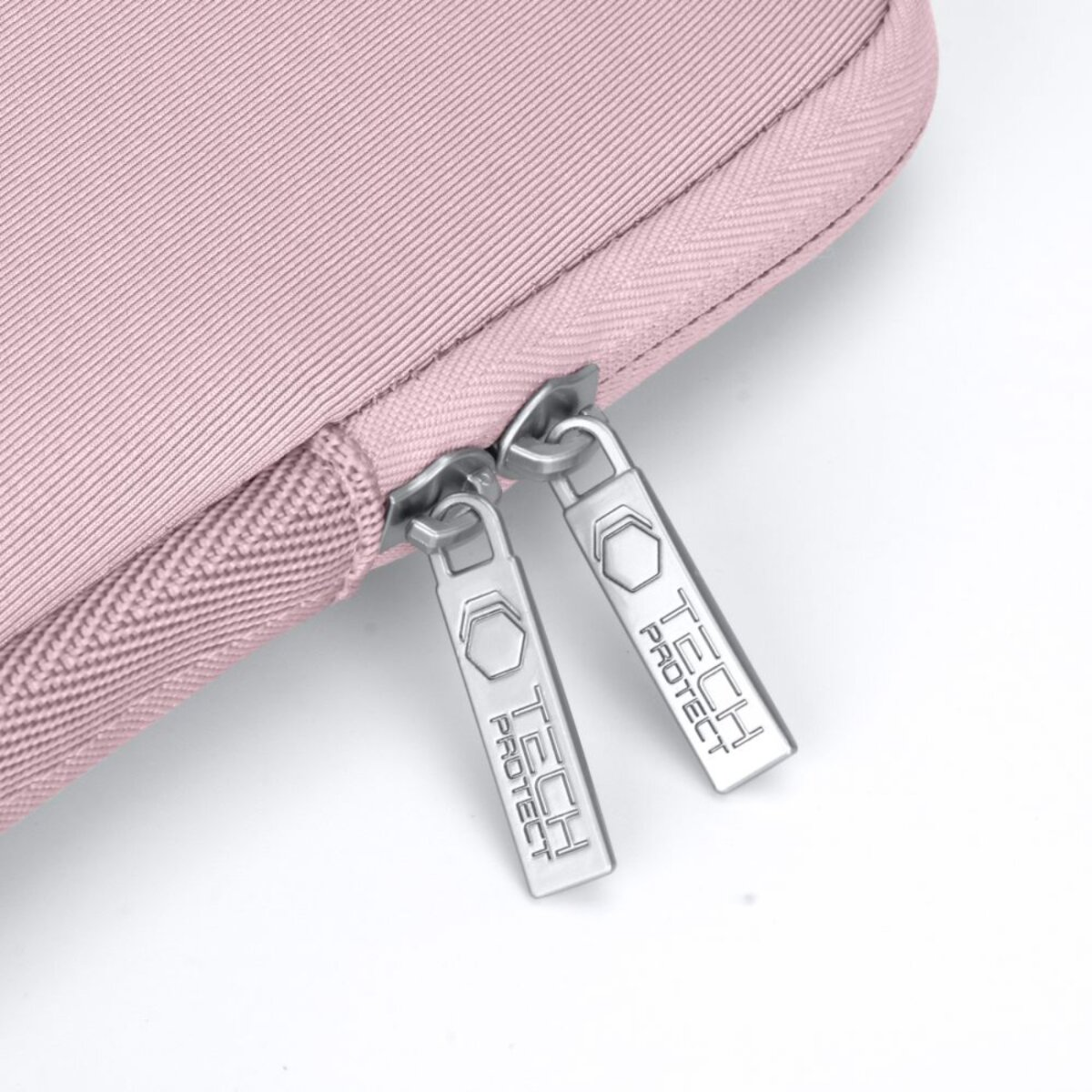 Rosa Tasche mit zwei silbernen Reißverschlüssen, die mit TECH PROTECT beschriftet sind.