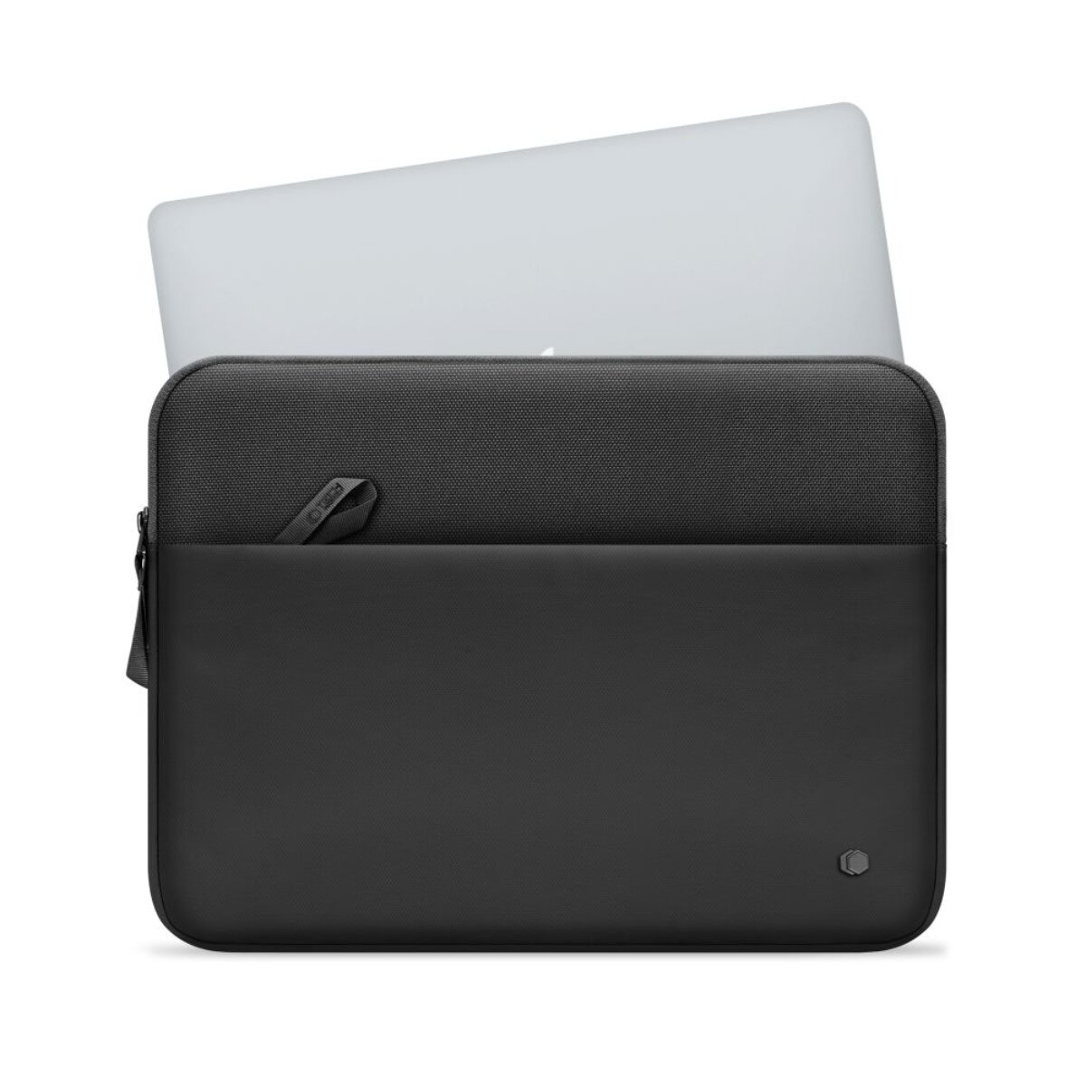 Ein Laptop ragt aus einer schwarzen Laptoptasche mit Reißverschluss.