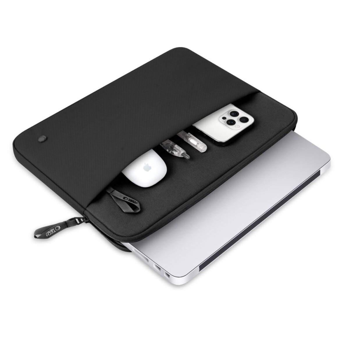 Ein schwarzer Laptoptasche mit Laptop, Maus, Handy und Stiften.