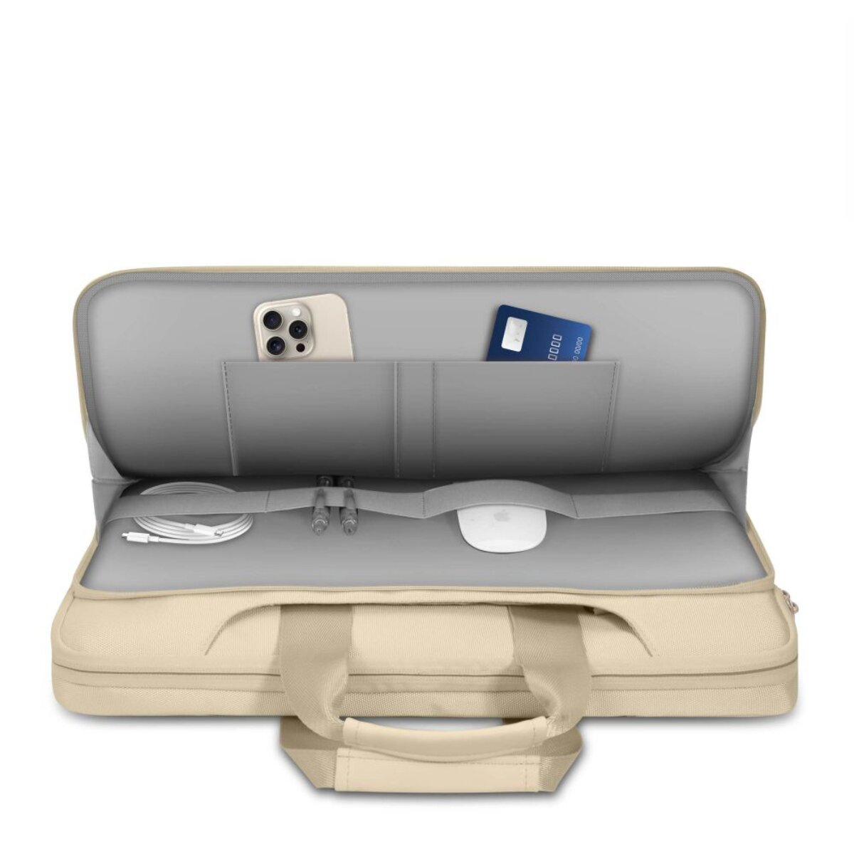 Offene beige Laptoptasche mit Handy, Kreditkarte, Ladekabel, Stiften und Maus.