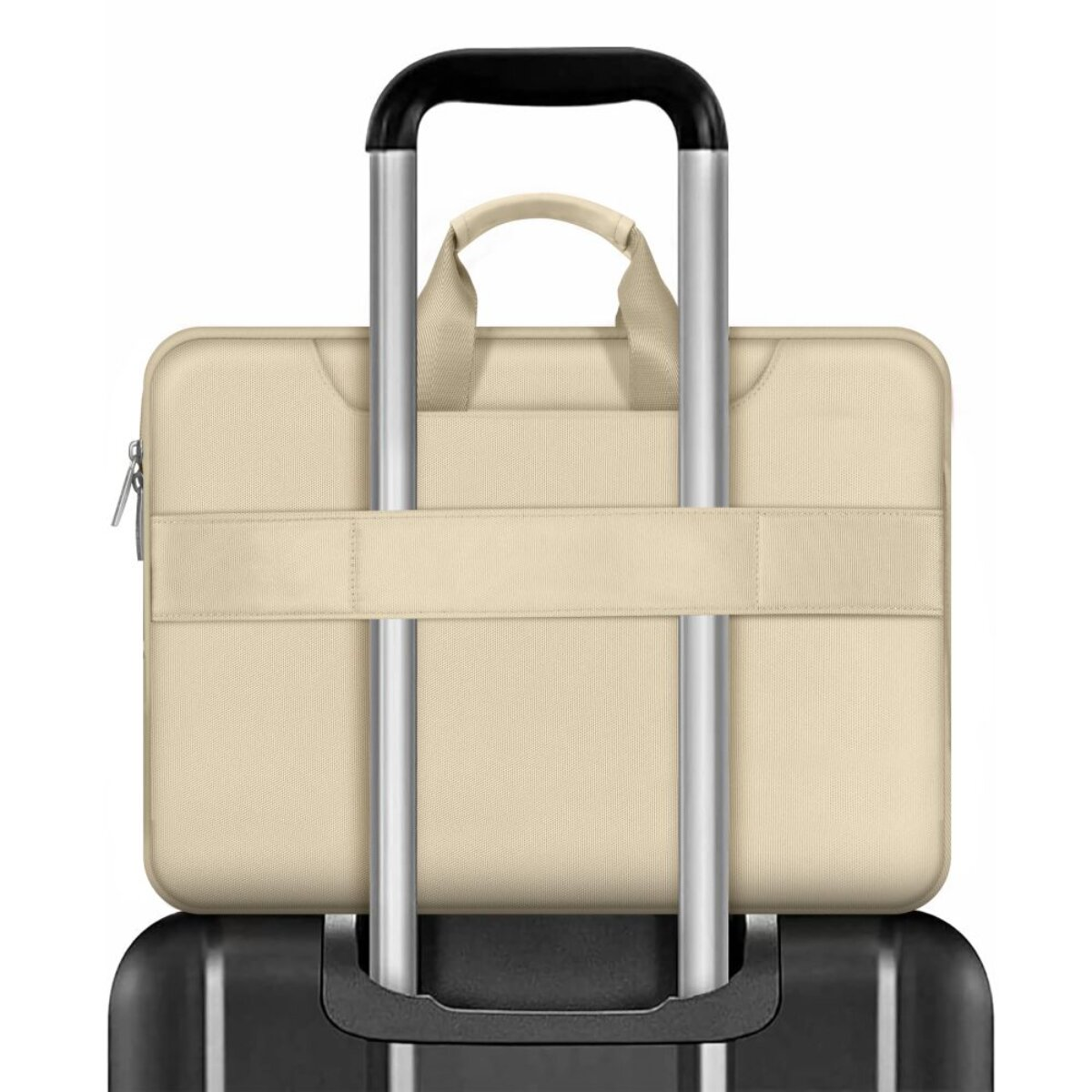 Eine beige Laptoptasche ist auf einem schwarzen Koffer mit silbernen Griffen befestigt.