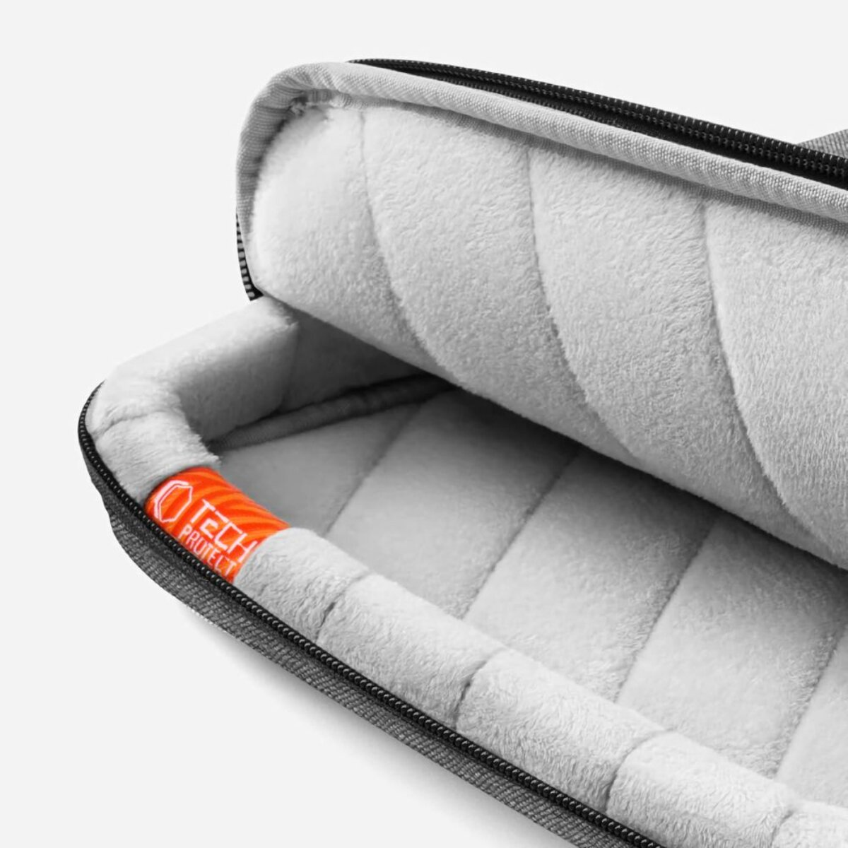 Graue Laptop-Hülle mit weichem, gestepptem Innenfutter und orangefarbenem "Tech Protect"-Logo.