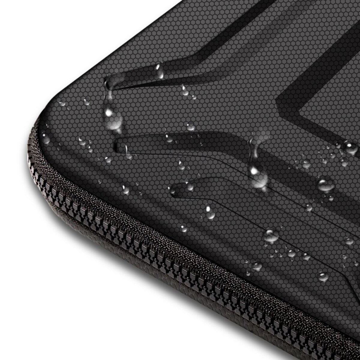 Schwarze Hülle mit Wassertropfen auf einer wabenförmigen Textur und einem Reißverschluss.