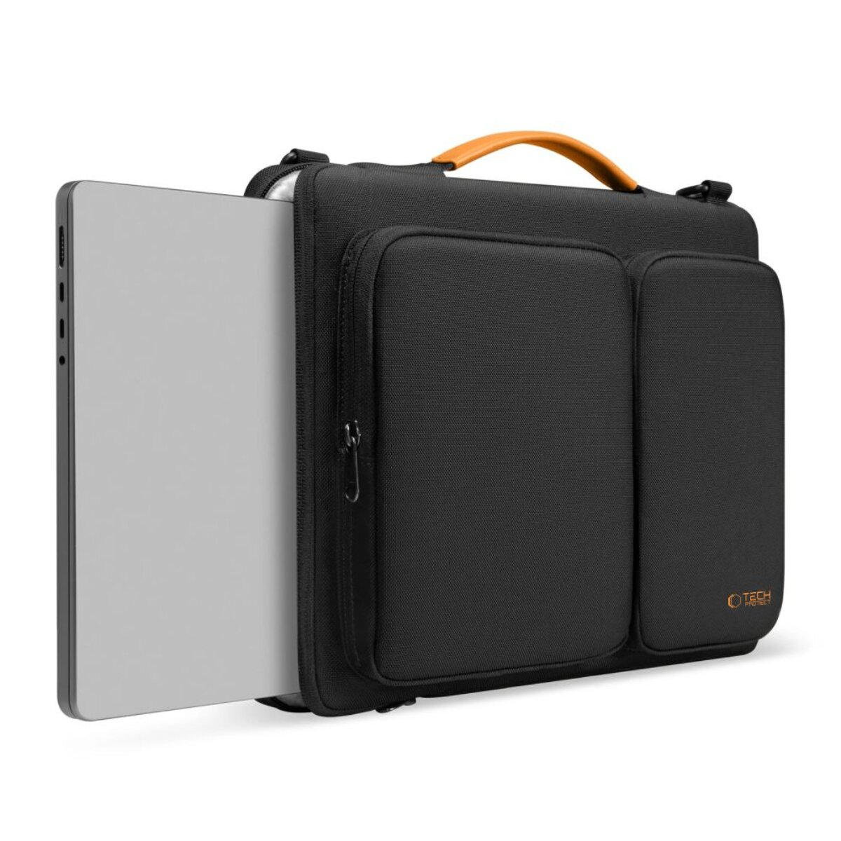 Schwarze Laptoptasche mit orangefarbenem Griff, ein Laptop ist teilweise eingelegt.