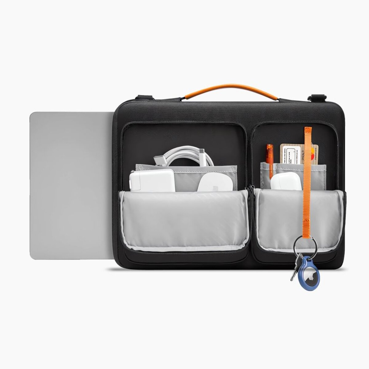 Schwarze Tasche mit Laptop, Ladegeräten, Kopfhörern, Stiften und Schlüsselanhänger.