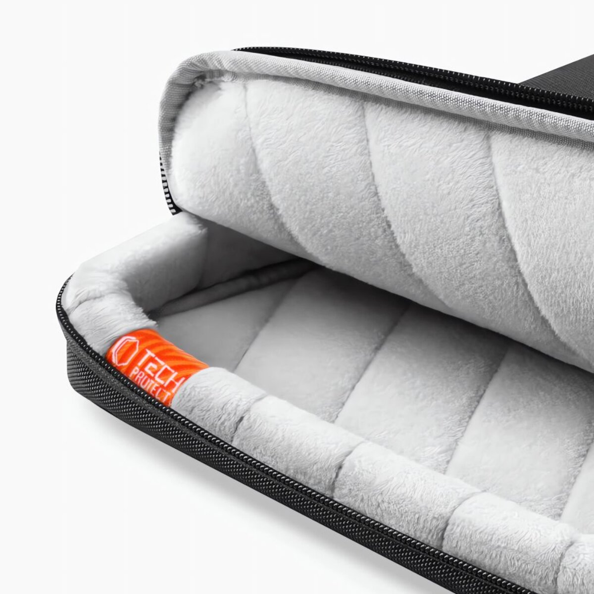 Schwarze Laptop-Tasche mit weichem, gepolstertem Innenfutter und orangefarbenem Logo.