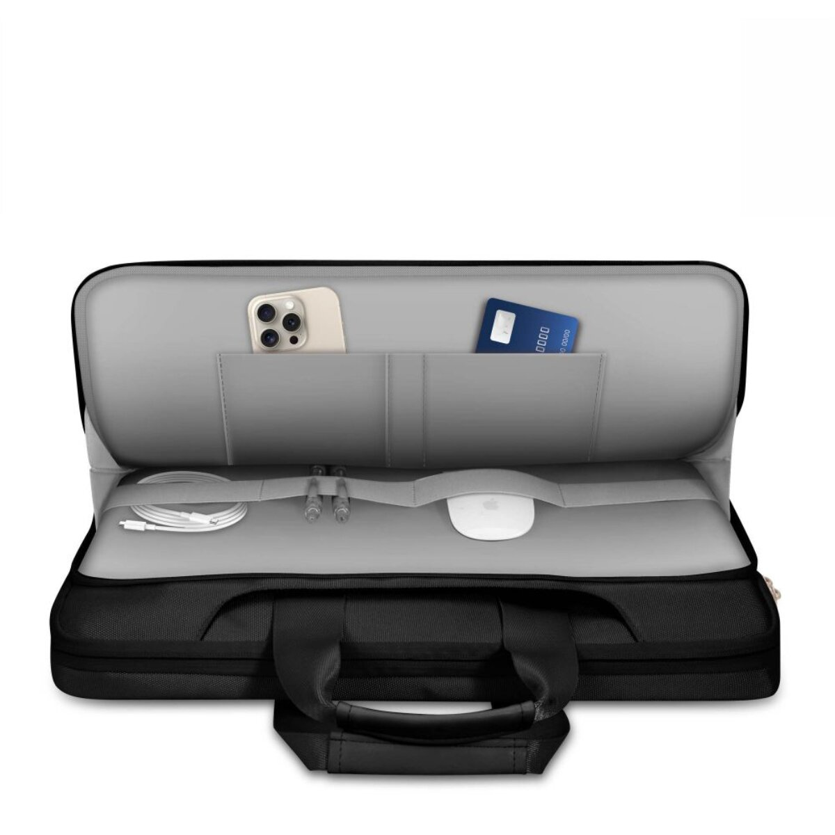 Schwarze Laptoptasche mit Handy, Karte, Maus und Kabeln.