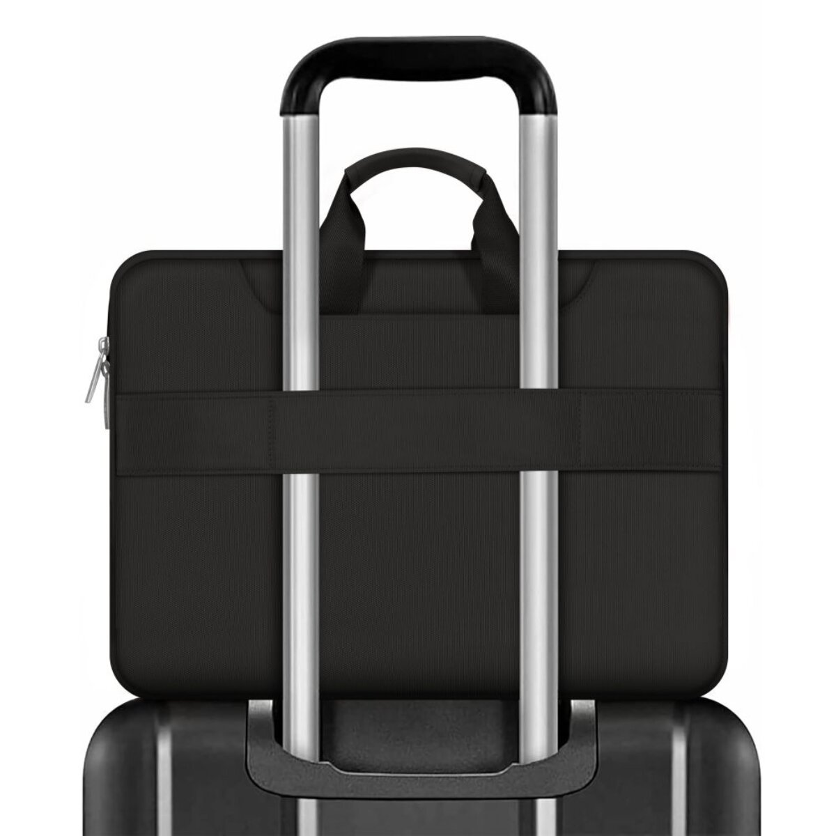 Schwarze Laptoptasche mit silbernem Griff auf einem Koffer.