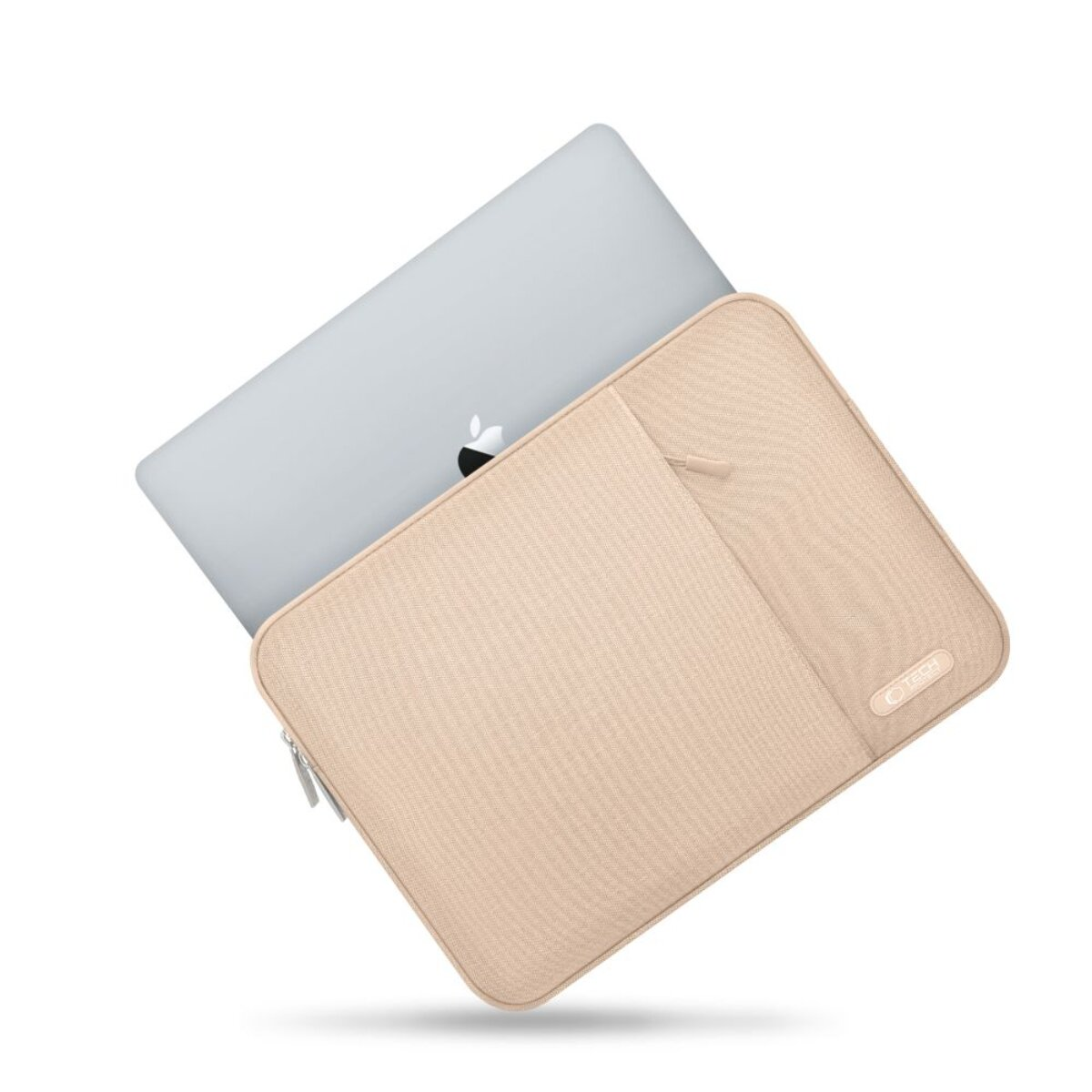 Ein silberner Laptop in einer hellbeigen Laptoptasche mit Reißverschluss.