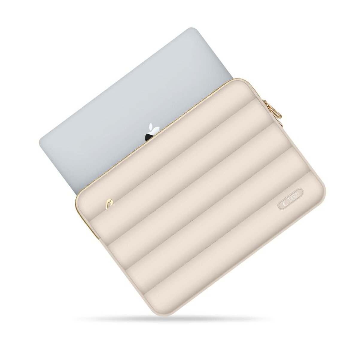 Ein hellbeiger Laptop-Schutz mit einem MacBook. Der Reißverschluss ist golden.