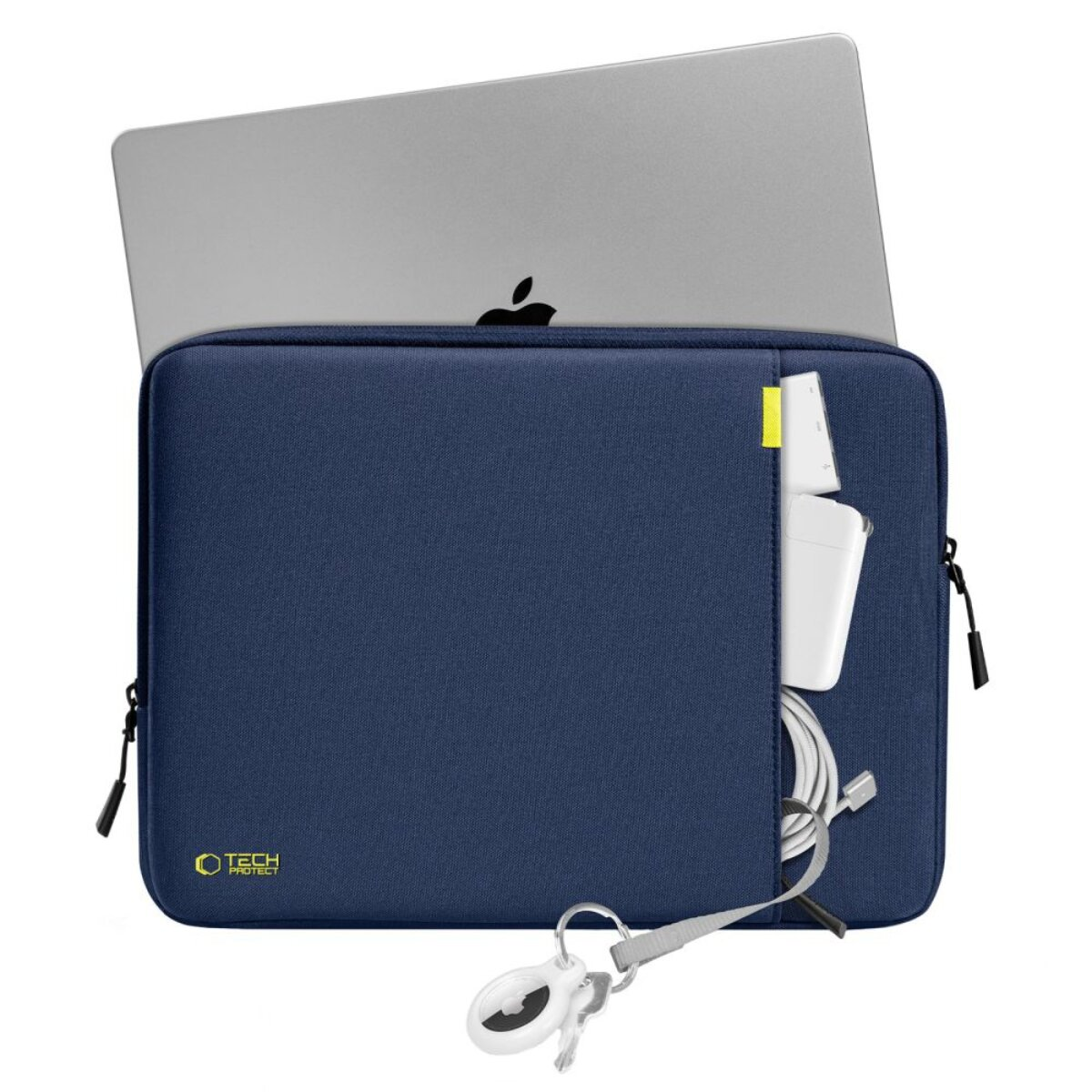 Ein blauer Laptop-Schutz mit einem Laptop und Zubehör, der auf einer weißen Fläche liegt.