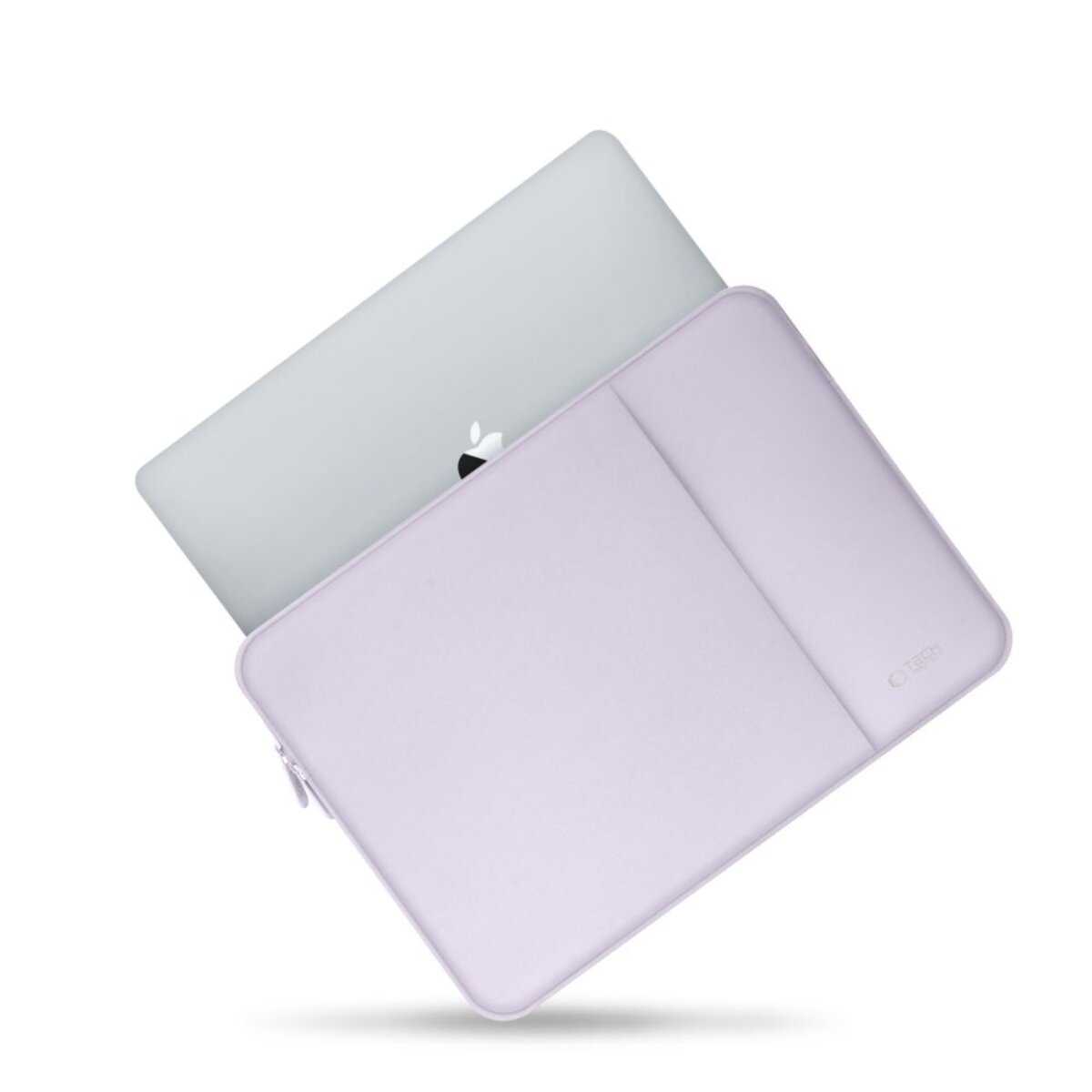 Ein silbernes MacBook liegt auf einer lavendelfarbenen Laptoptasche.