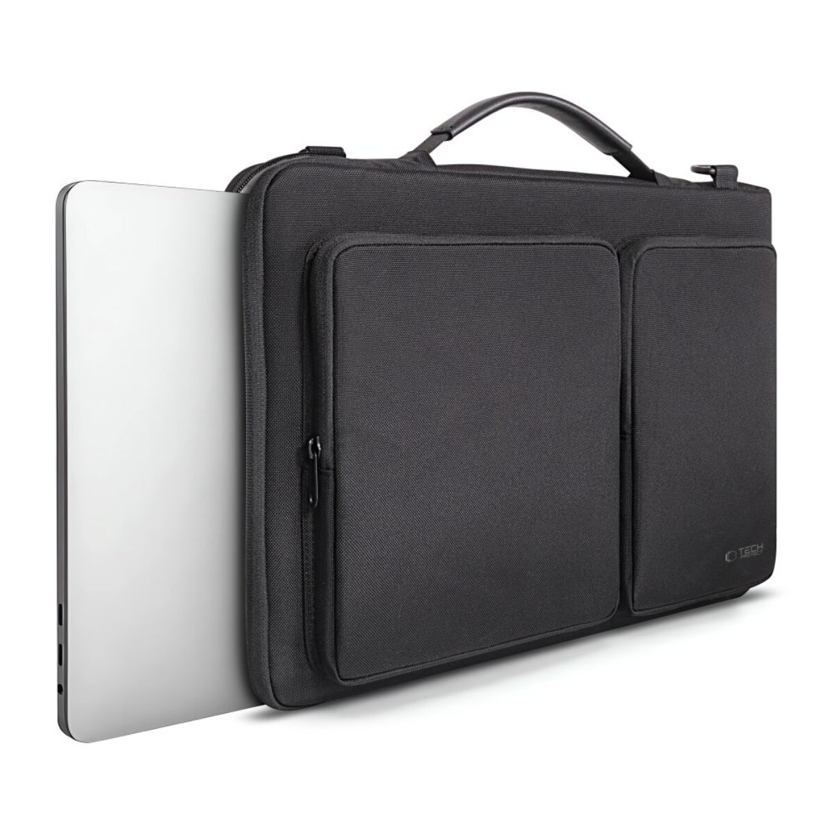 Schwarze Laptoptasche mit silbernem Laptop, der teilweise herausragt.