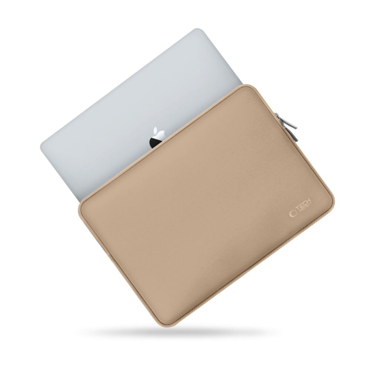 Silbernes MacBook in einer hellbraunen Schutzhülle mit Reißverschluss.