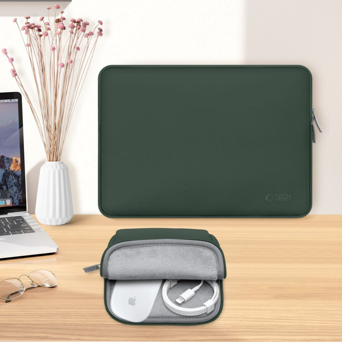 Dunkelgrüne Laptoptasche mit kleinem Beutel für Maus und Kabel.