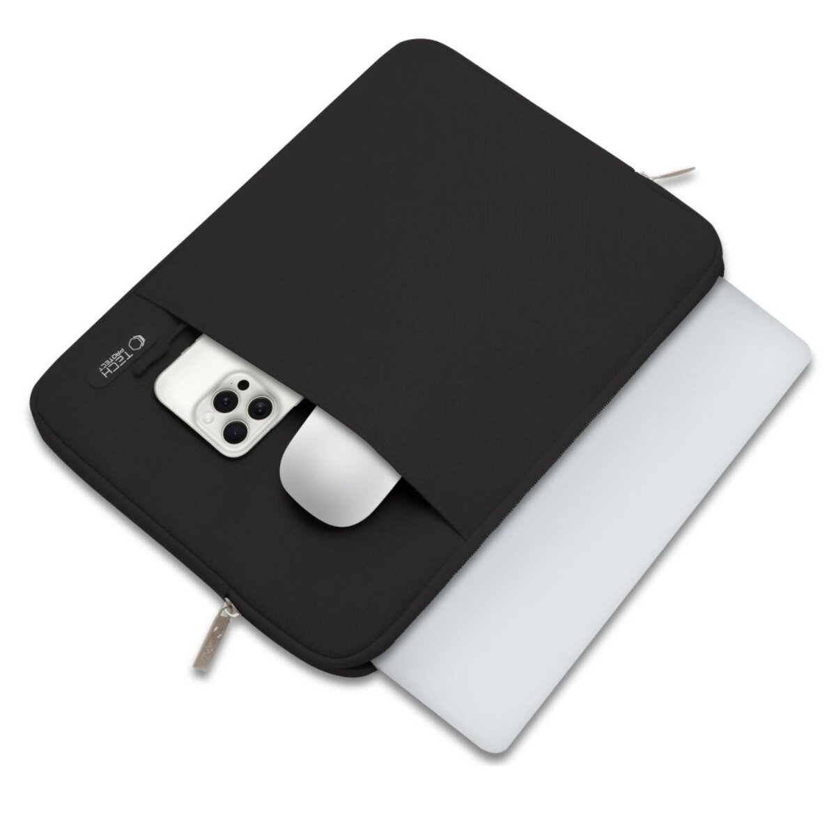 Schwarze Laptoptasche mit Handy und Maus. Ein Laptop wird teilweise hineingeschoben.