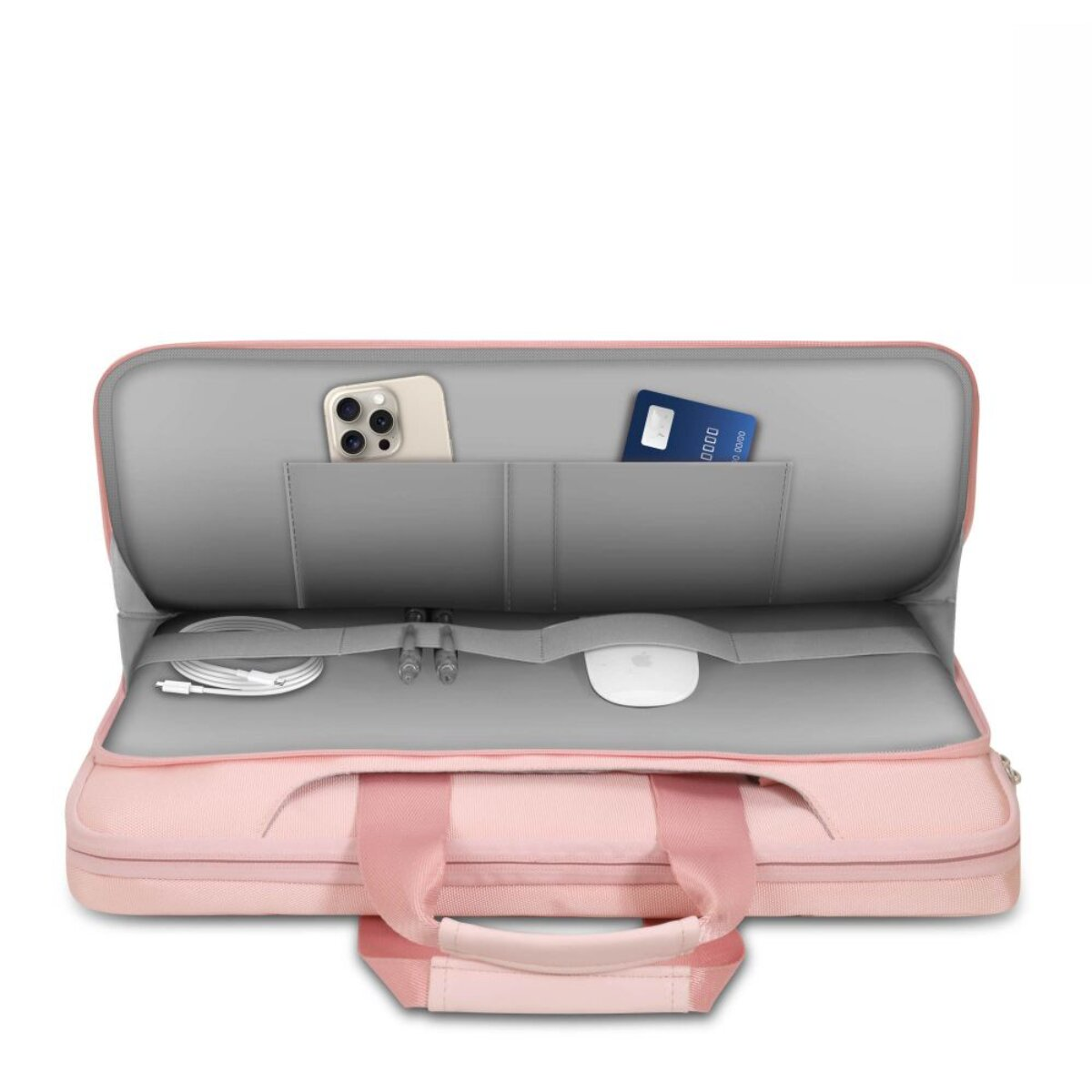 Offene pinke Laptoptasche mit Handy, Karte, Maus, Kabel und Stiften.