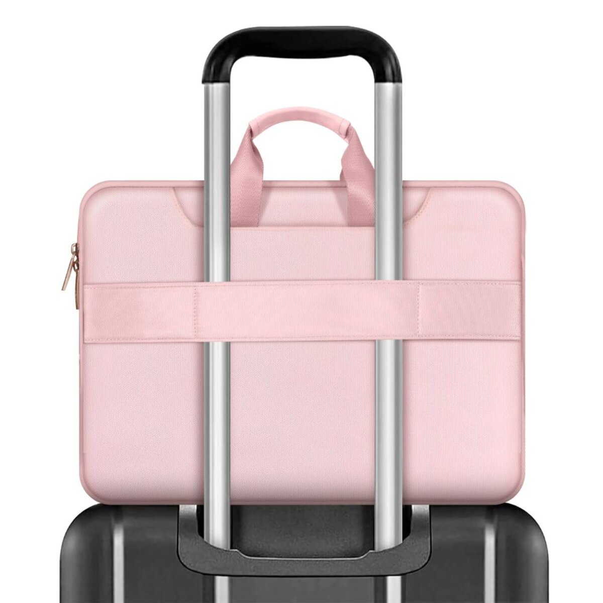 Eine rosafarbene Laptoptasche mit Tragegriff ist auf einem Rollkoffer befestigt.