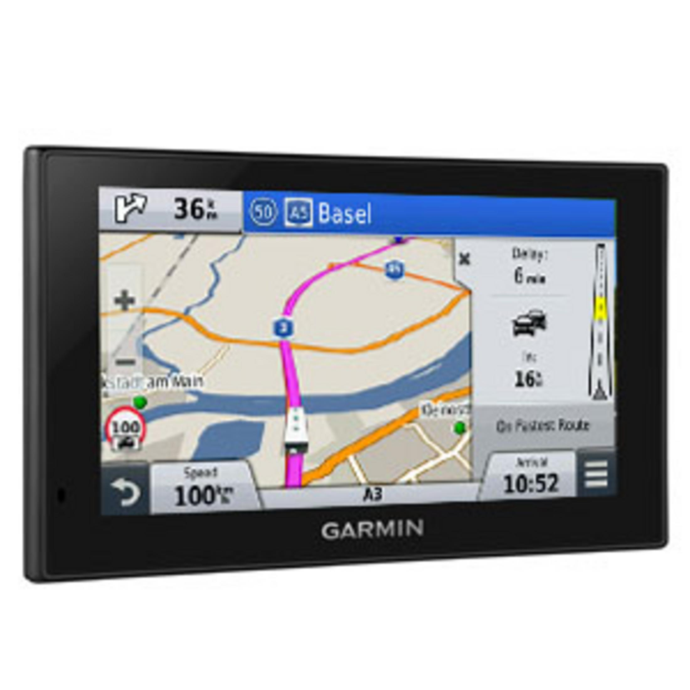 Ein Garmin Navigationsgerät zeigt eine Karte mit einer Route von Basel an.