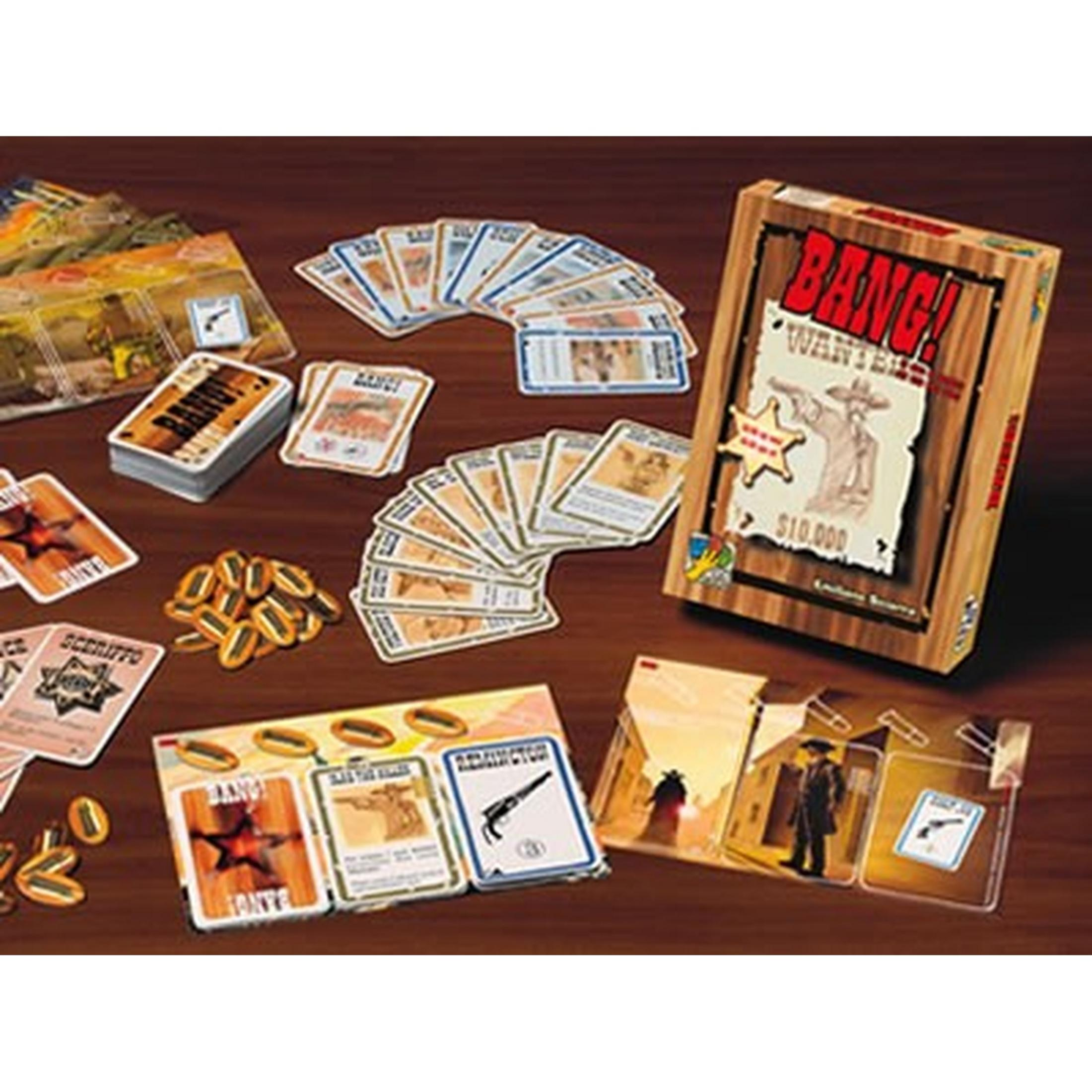 Das Spiel "Bang!" mit Karten, Spielsteinen und einer Spielbox auf einem Holztisch.