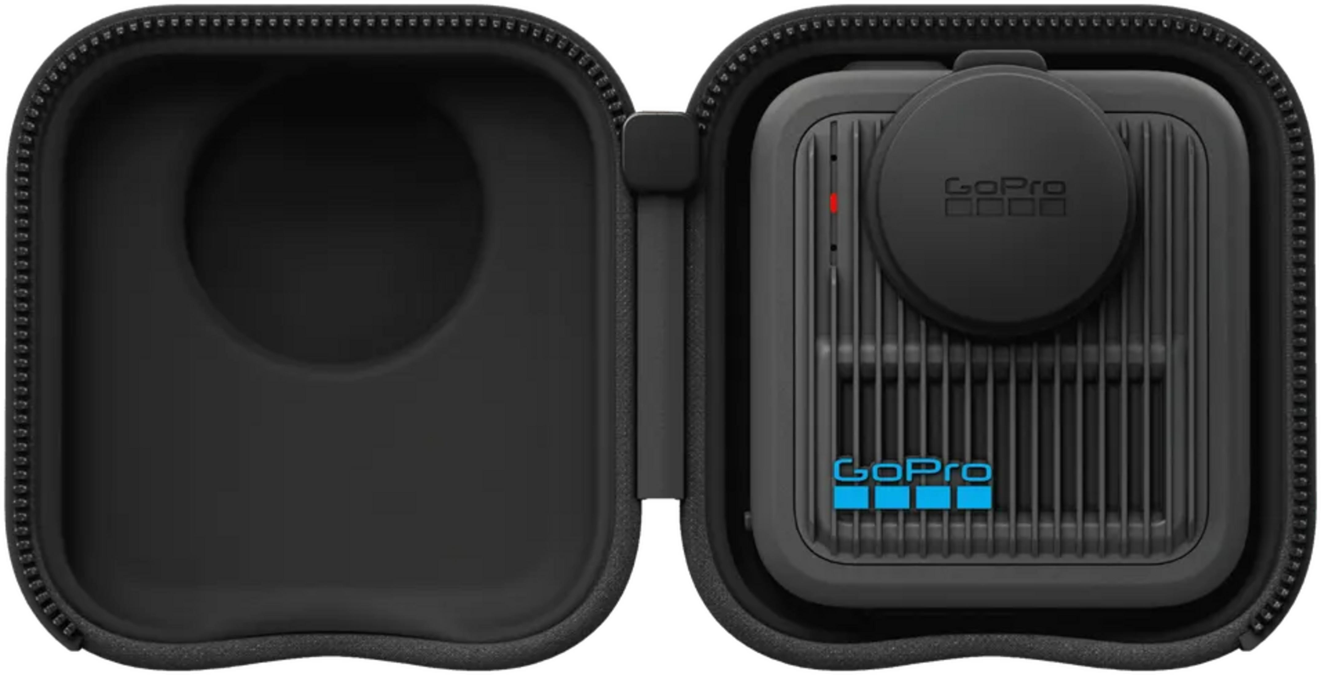 Un estuche negro abierto de GoPro revela compartimentos interiores y el dispositivo.