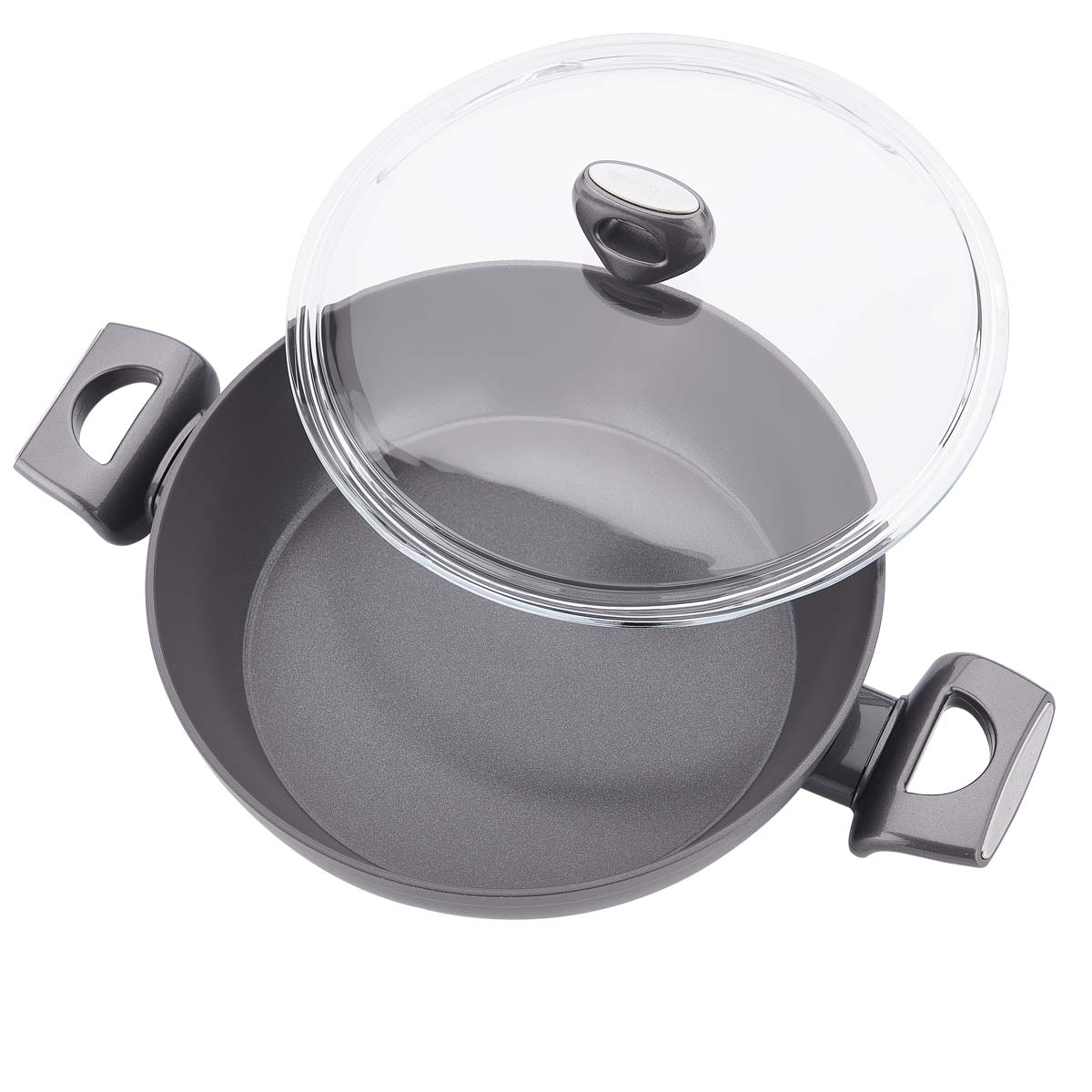 Yukarıdan bakıldığında, iki kulplu gri bir tencere ve şeffaf cam kapak.
