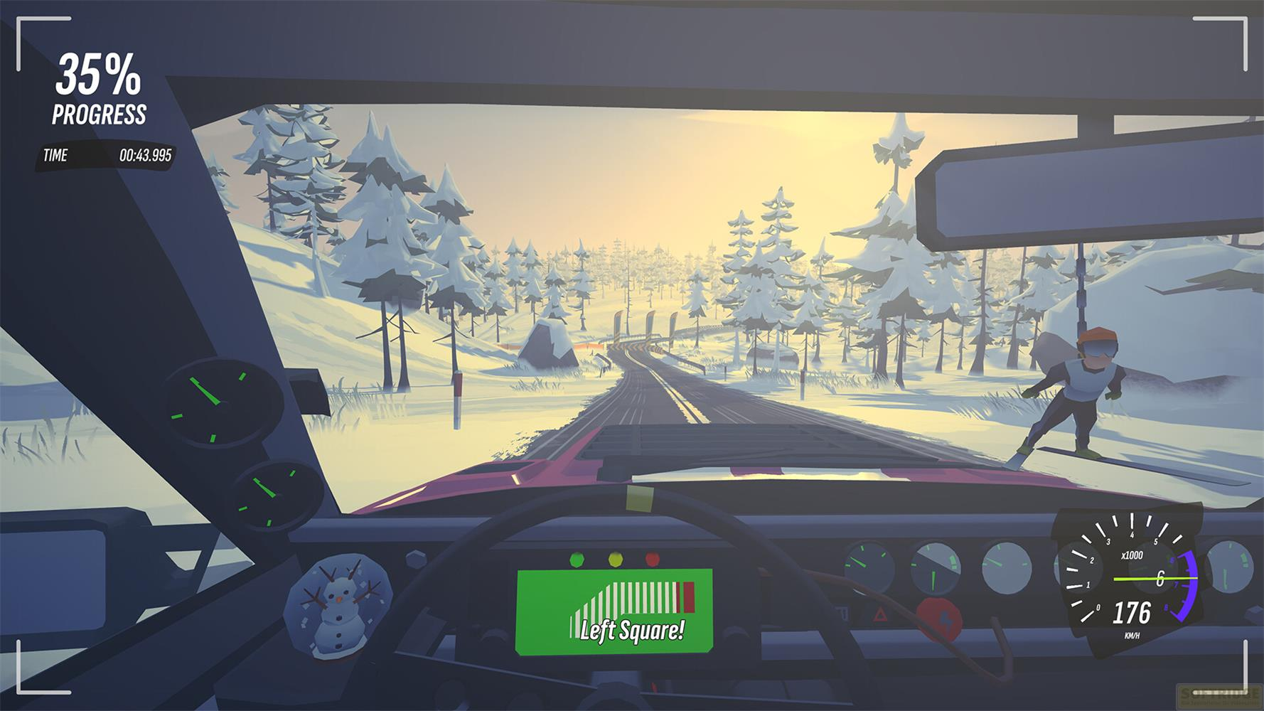 Auto che guida in paesaggio innevato, sciatore a destra, tramonto.