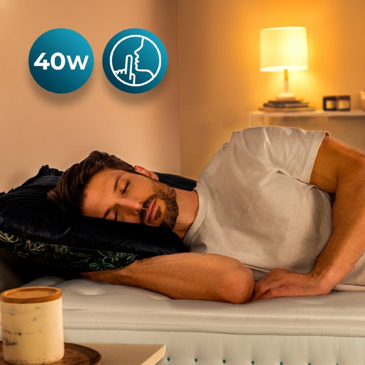 Uomo che dorme su un letto vicino a un comodino con lampada.