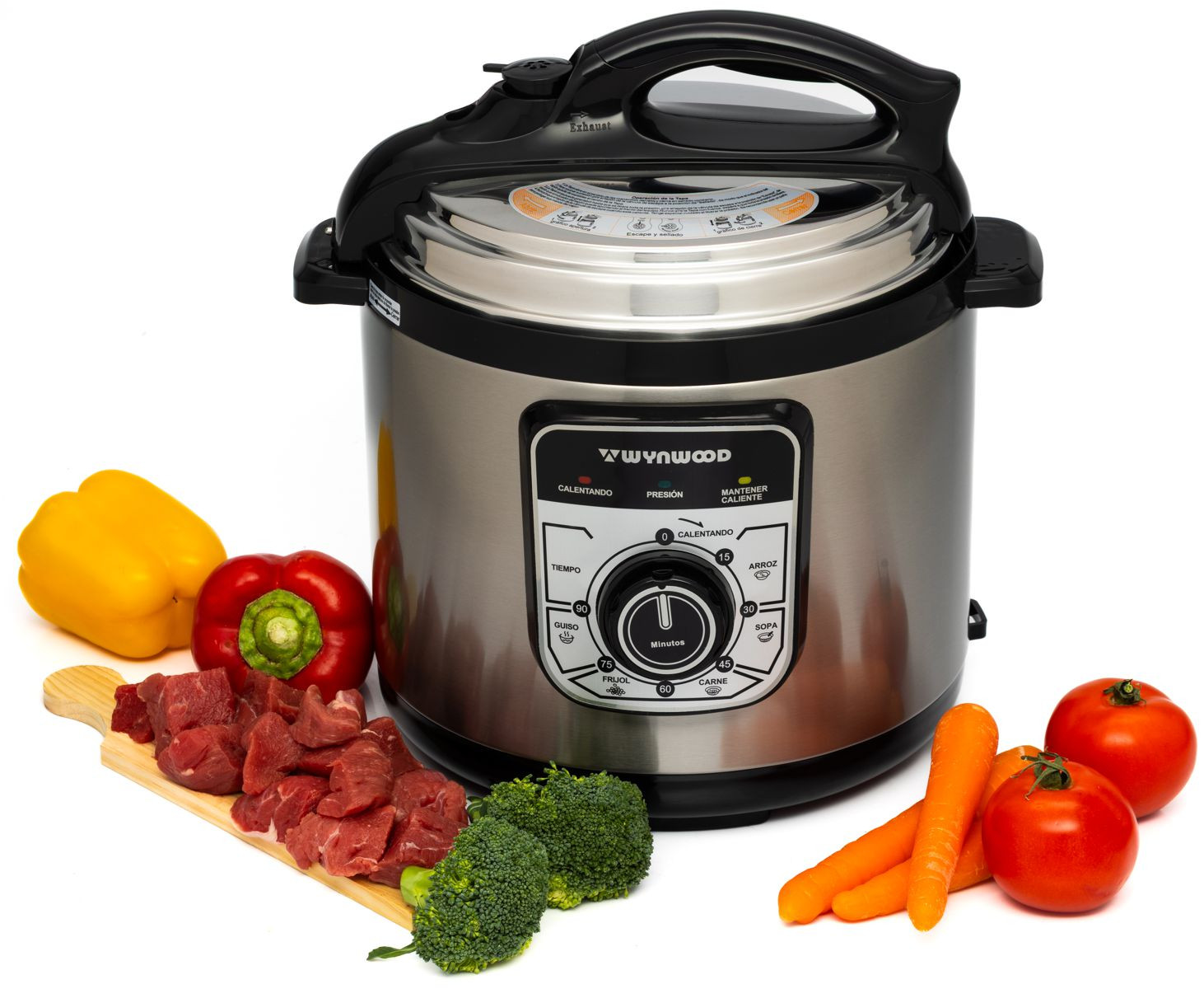 Una olla a presión con verduras y carne en cubos al lado.