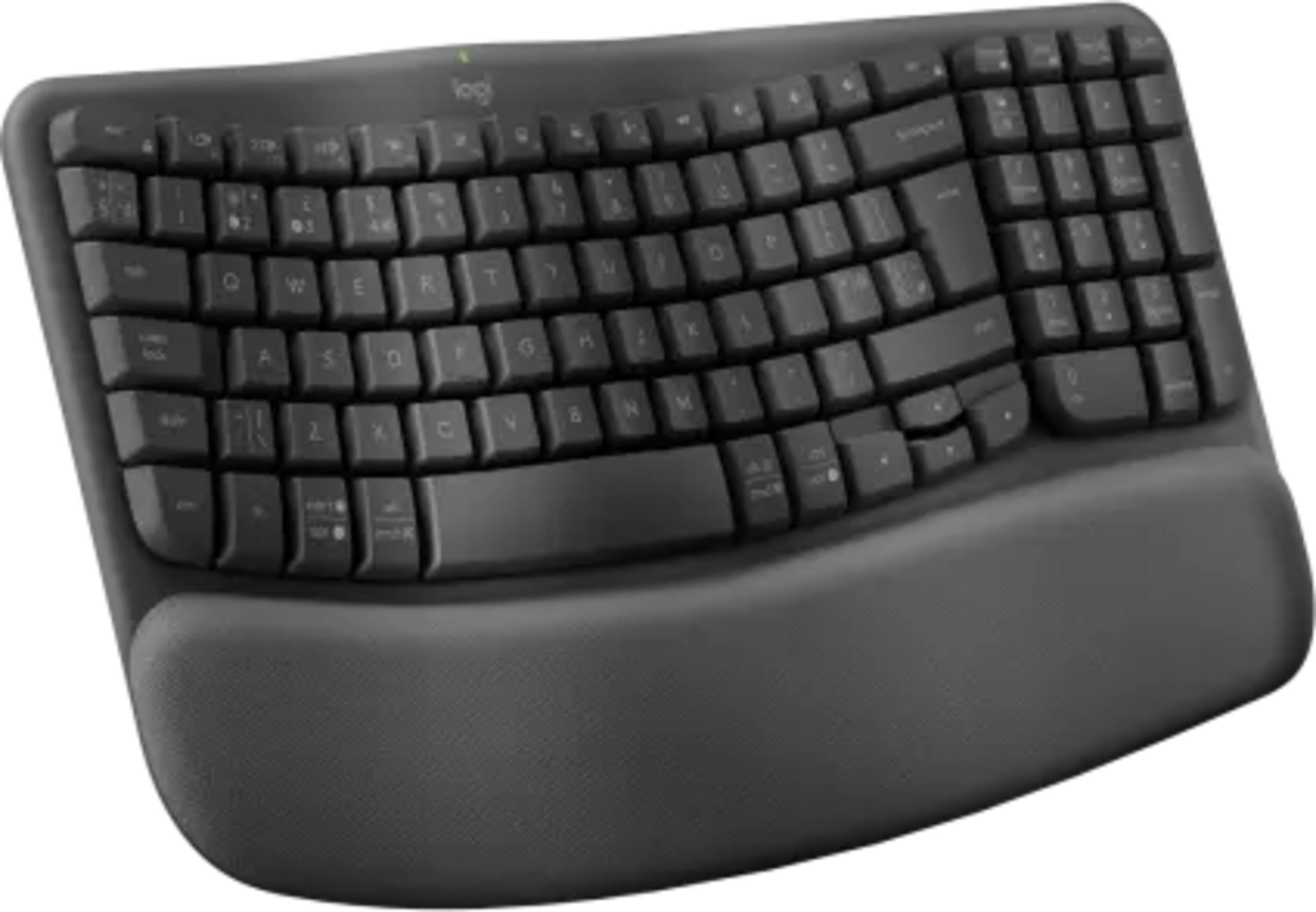 Un teclado ergonómico negro con diseño curvo y reposamuñecas integrado, inclinado sobre un fondo blanco.