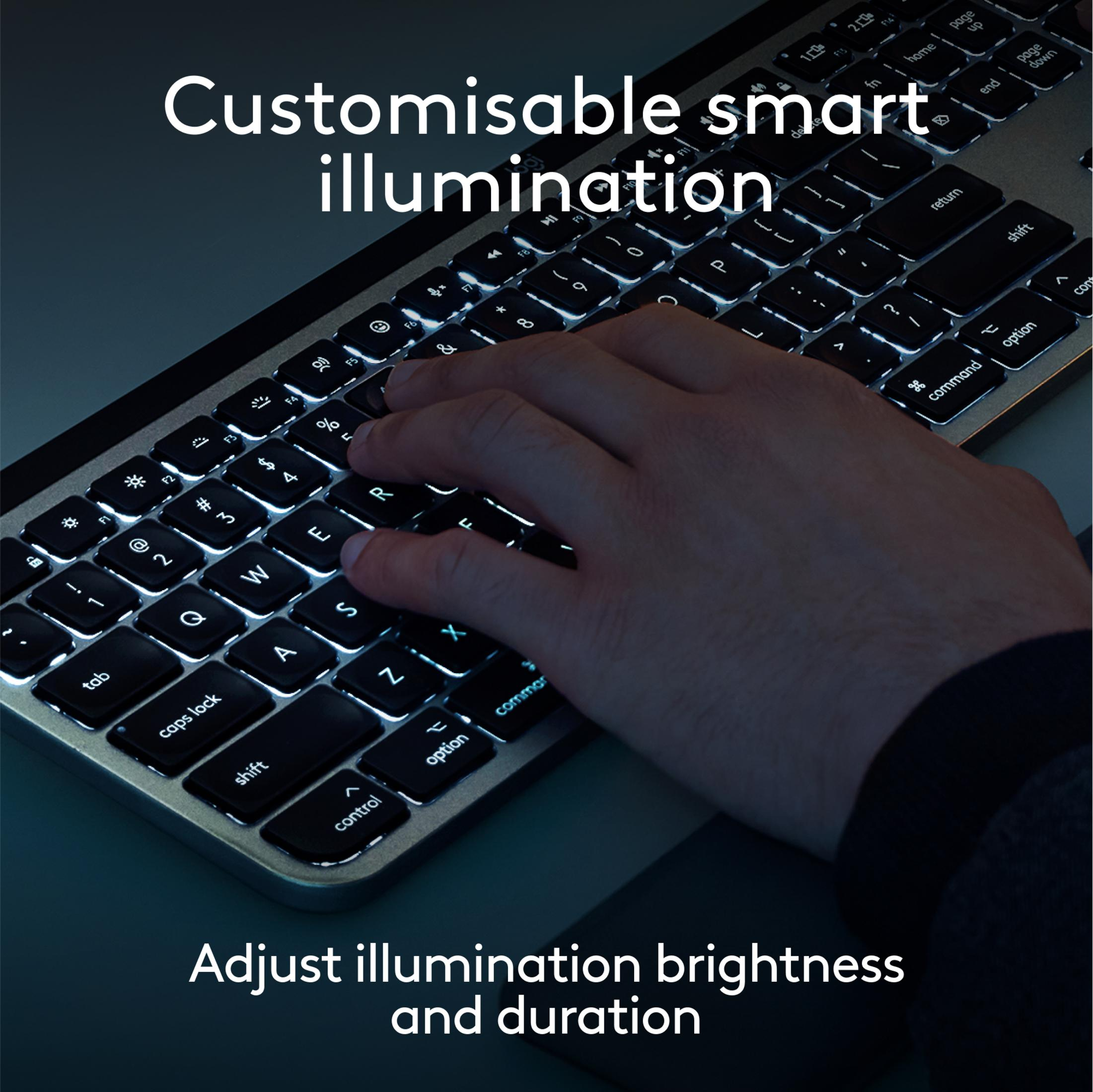 Una mano digita su una tastiera retroilluminata. Testo: Illuminazione smart personalizzabile.