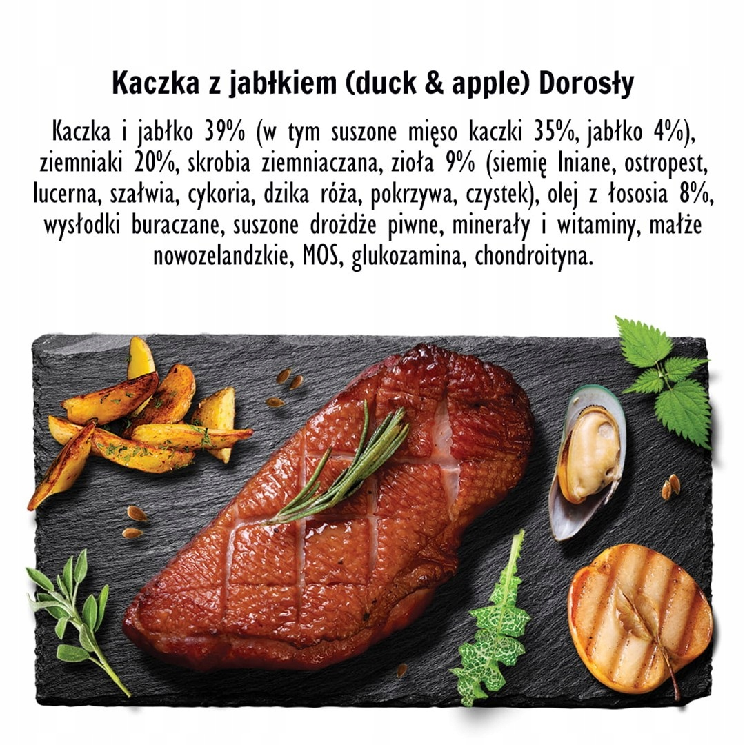 Pieczona pierś kaczki z rozmarynem, łódeczkami ziemniaczanymi, małżą, grillowanym jabłkiem i zielonymi ziołami na ciemnej łupkowej płycie.