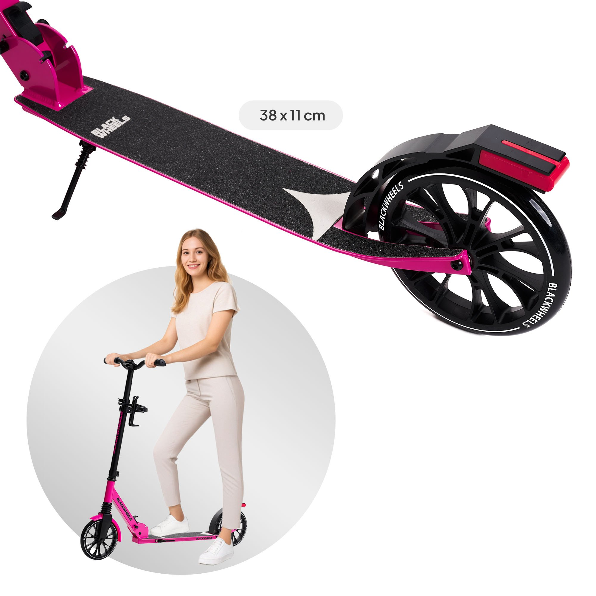 Una mujer está de pie sobre un patinete rosa con ruedas negras y el texto 'Blackwheels'.