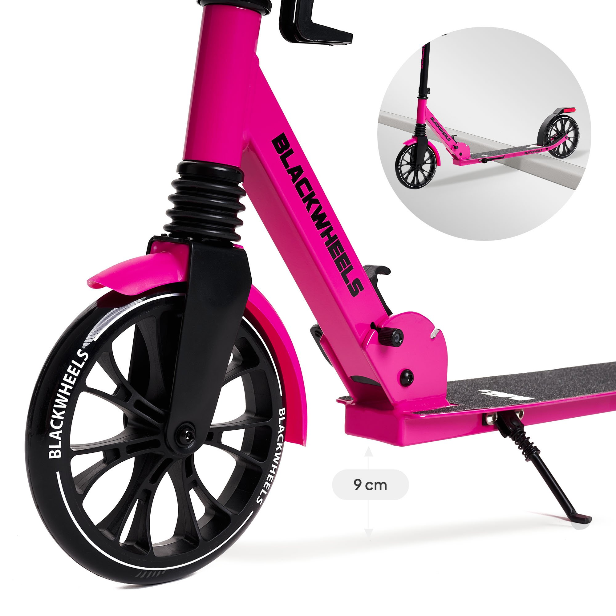 Un patinete rosa con ruedas y letras negras.