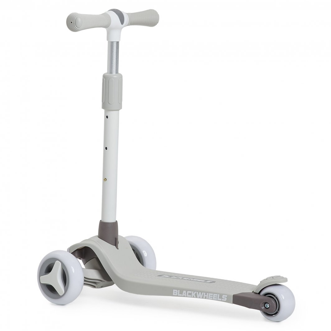 Uno scooter grigio chiaro a tre ruote con manubrio a T.